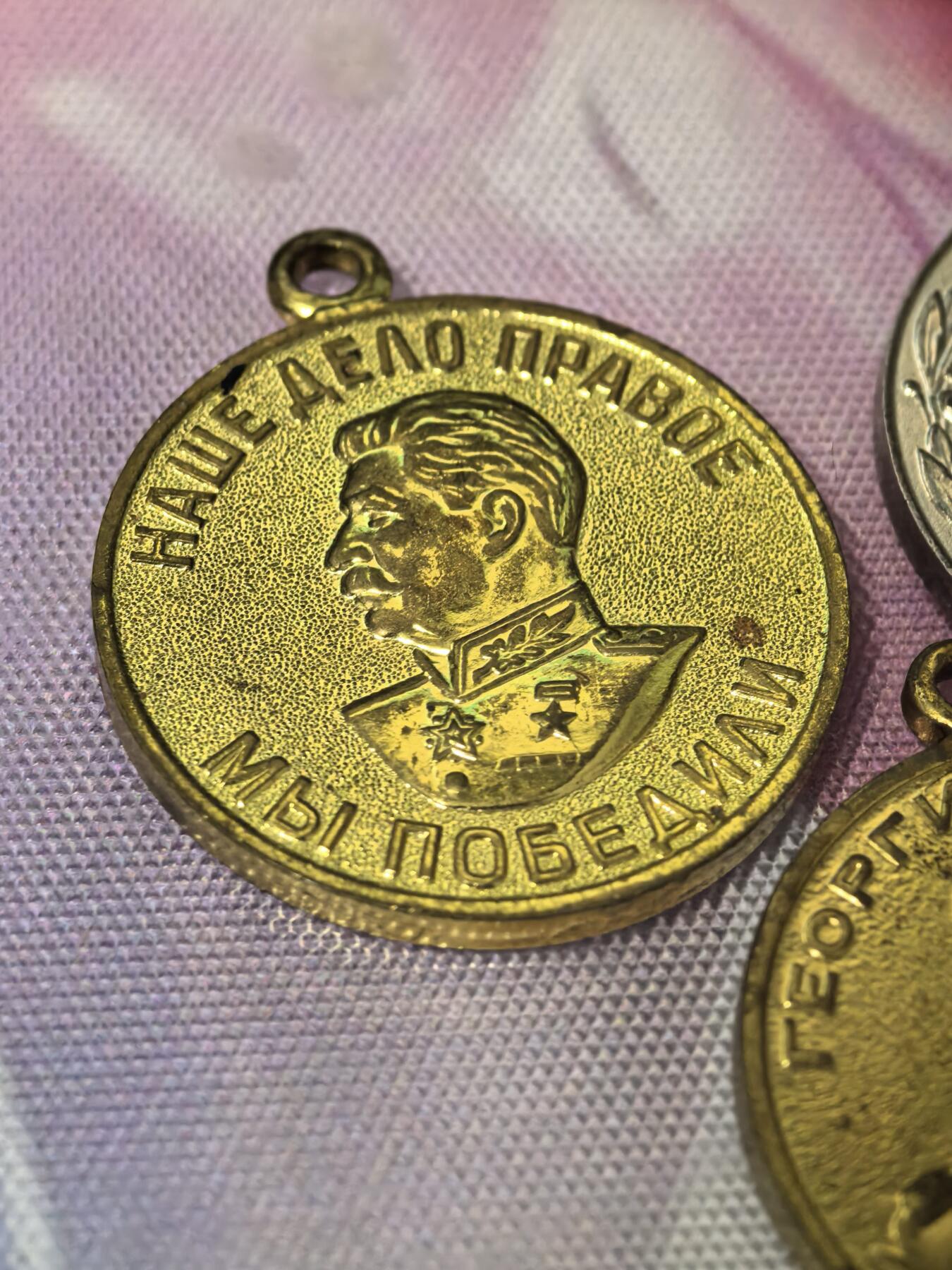 苏联勋章奖章拍卖 本次有亚捏，苏联艺术家，2次英雄的奖状，国际运动员全套等好货 不要错过 3月20日晚上九点结束在麦稀奇 找不到的加我qq或者微信都是184277308备注苏章拍卖。