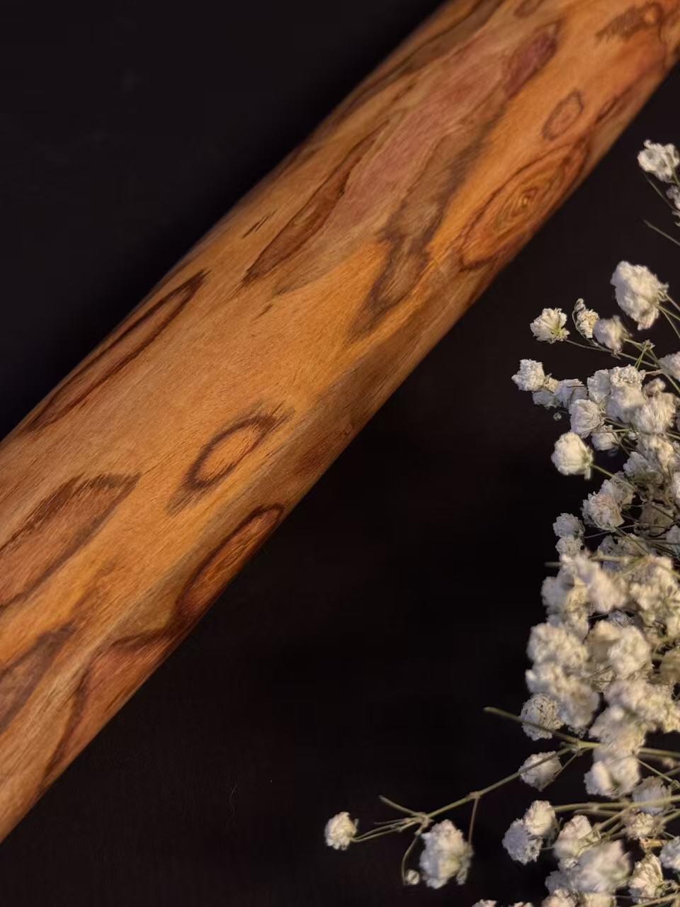 零元拍：NO.26终于在节前收到这批送出去加工的海南黄花梨随型把玩棍横财，这也许就是玩木头的乐趣吧，每一个花纹都独一无二，是自然与匠心的完美邂逅。 它保留了木材最本真的曲线，每一处起伏都像是时光在木头上留下的指纹。尺寸：460/50/55MM