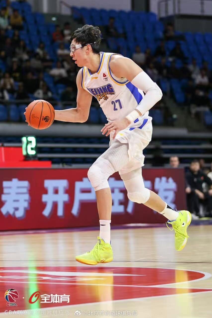 零元拍：来吧，北京首钢篮球俱乐部北京北汽男篮主教练许利民，总经理张云松，队长翟晓川，外援贾维尔-麦基、尤金-杰曼、奥斯马尔-斯佩尔曼，国内球员周琦、赵睿、曾凡博、陈盈骏、方硕、雷蒙、张才仁、邱天、范子铭、姜文亲签俱乐部官方独家夜光篮球，四九城的夜空中照亮首钢夺冠之路！！