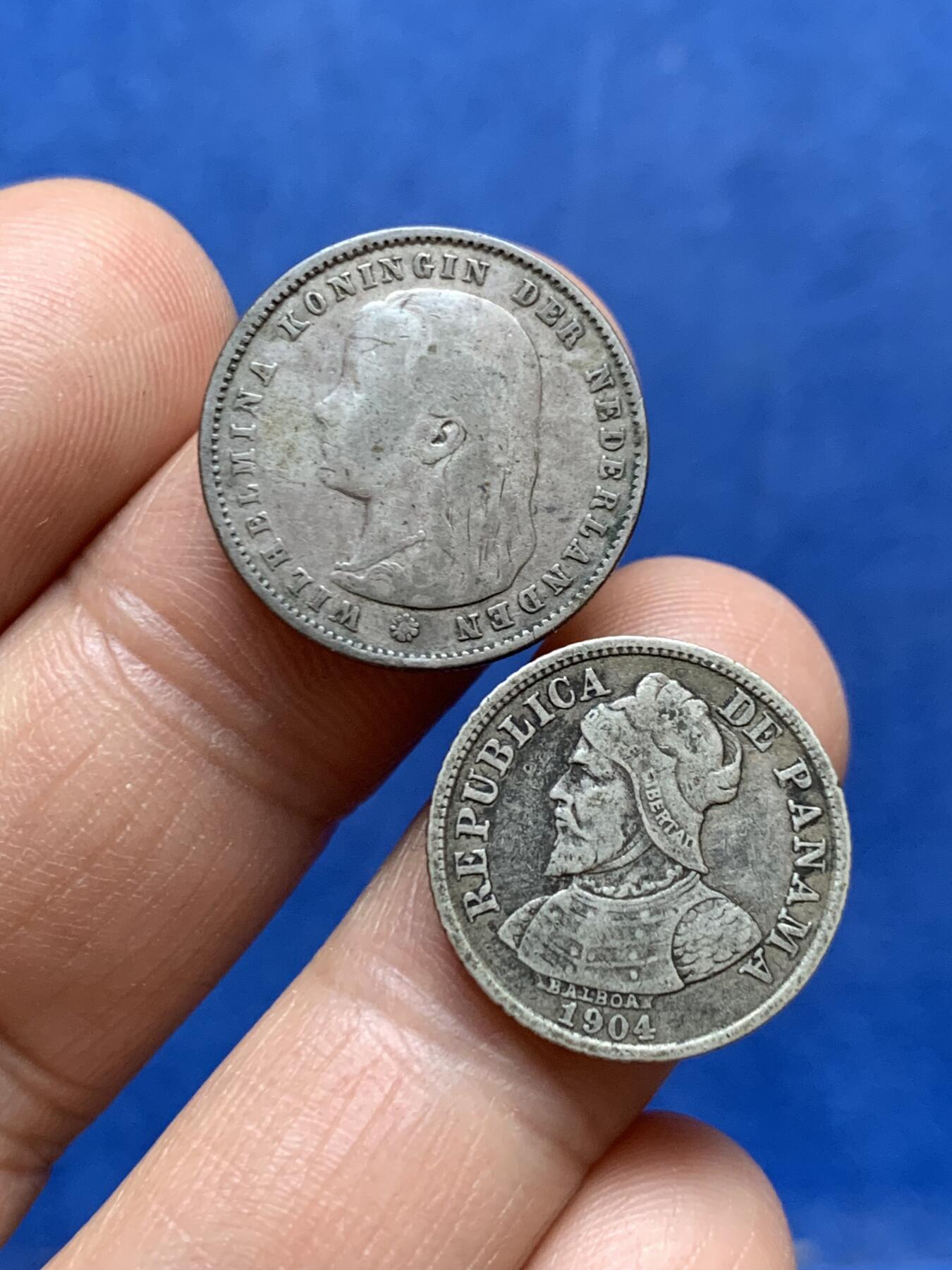 《竞宝斋》第471场 周日，周一，周二 3场连拍 （全场包邮）欢迎送拍 两枚一组 荷兰1893年25分银币 威廉明娜女王在位时期发行、银萝莉 巴拿马1904年50分武士银币 两枚都是比较袖珍且稀有的品种 细节不错 传世老包浆