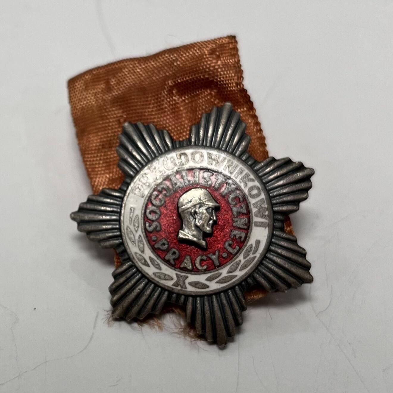 韵星假日军品类拍卖第47期 -- Rimey Holidays Militaria Auction 47 波兰人民共和国杰出工人证章 早期珐琅版本 转轮带厂标