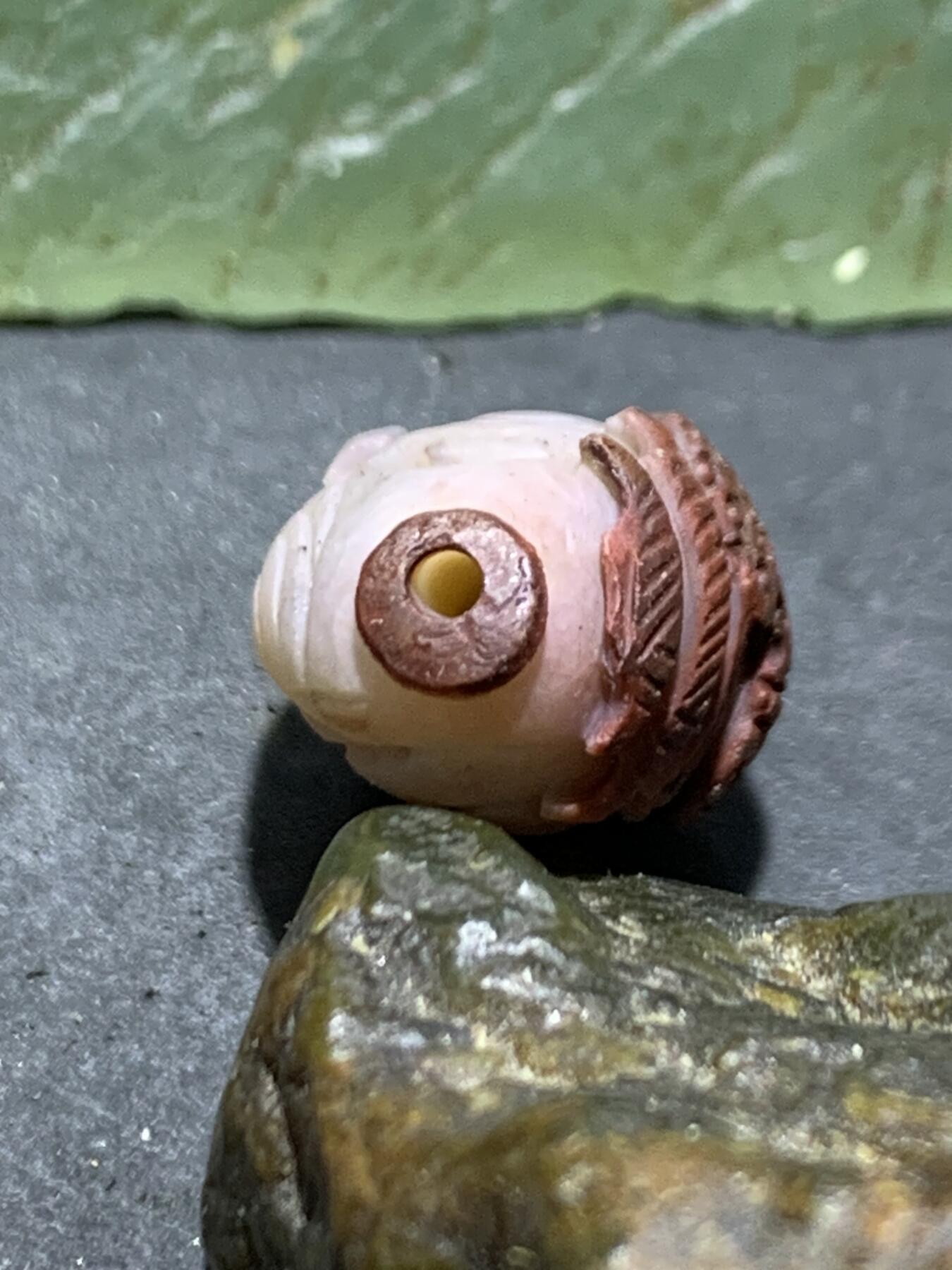 精美高玉化亚光盐源玛瑙手工雕刻山水珠一颗