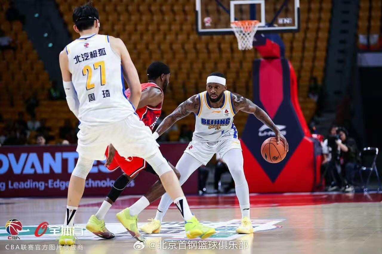 零元拍：来吧，北京首钢篮球俱乐部北京北汽男篮主教练许利民，总经理张云松，队长翟晓川，外援贾维尔-麦基、尤金-杰曼、奥斯马尔-斯佩尔曼，国内球员周琦、赵睿、曾凡博、陈盈骏、方硕、雷蒙、张才仁、邱天、范子铭、姜文亲签俱乐部官方独家夜光篮球，四九城的夜空中照亮首钢夺冠之路！！