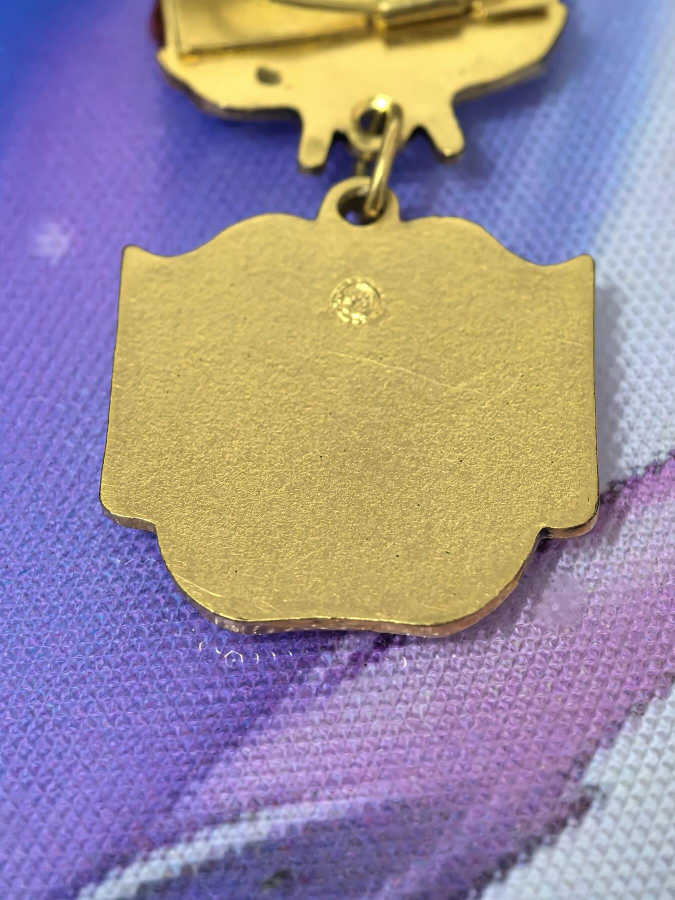 苏联勋章奖章拍卖 本次有亚捏，苏联艺术家，2次英雄的奖状，国际运动员全套等好货 不要错过 3月20日晚上九点结束在麦稀奇 找不到的加我qq或者微信都是184277308备注苏章拍卖。 苏联奖章 人民表演艺术家  原品多年前购自大西洋 可以找我要购入存档 里面介绍的比较好 颁发的非常少 是当时苏联演员梦想中的荣誉