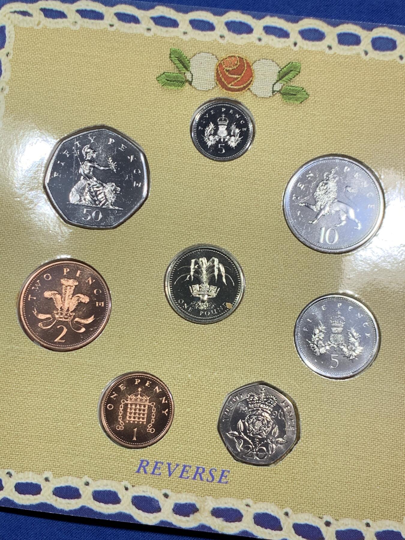 《竞宝斋》第471场 周日，周一，周二 3场连拍 （全场包邮）欢迎送拍 英国1990年精制套币，带1枚1英镑威尔士韭葱精制纪念币，8枚币，册装，品相精美。