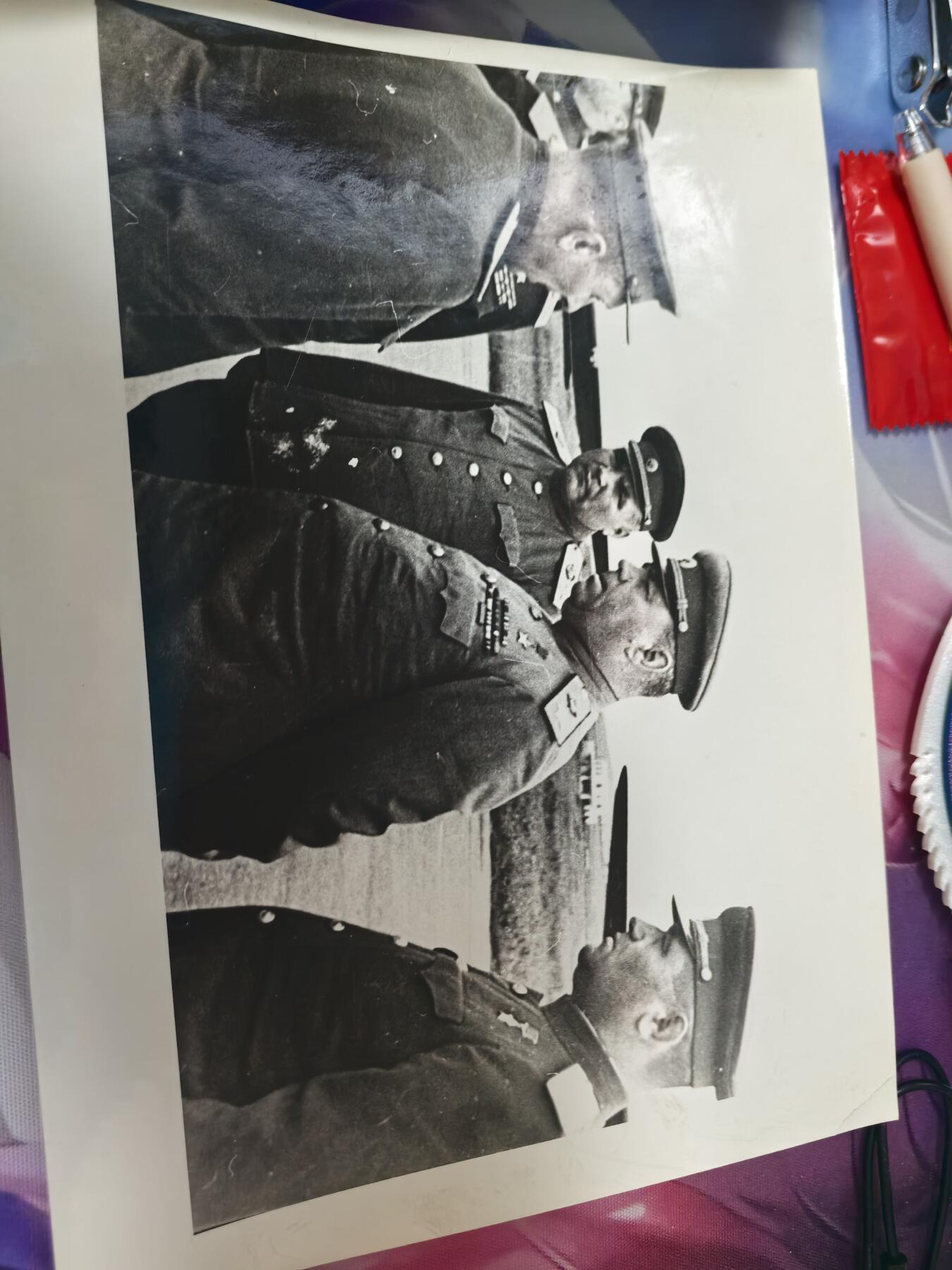 苏联勋章奖章拍卖 本次有亚捏，苏联艺术家，2次英雄的奖状，国际运动员全套等好货 不要错过 3月20日晚上九点结束在麦稀奇 找不到的加我qq或者微信都是184277308备注苏章拍卖。 苏联传奇坦克指挥官双金星获得者德烈·格里戈里耶维奇·克拉夫琴科（Андрей Григорьевич Кравченко）坦克兵中将 63年回部队参观颁发的两份表彰和照片若干大尺寸20*15左右的5张 小一些的七张