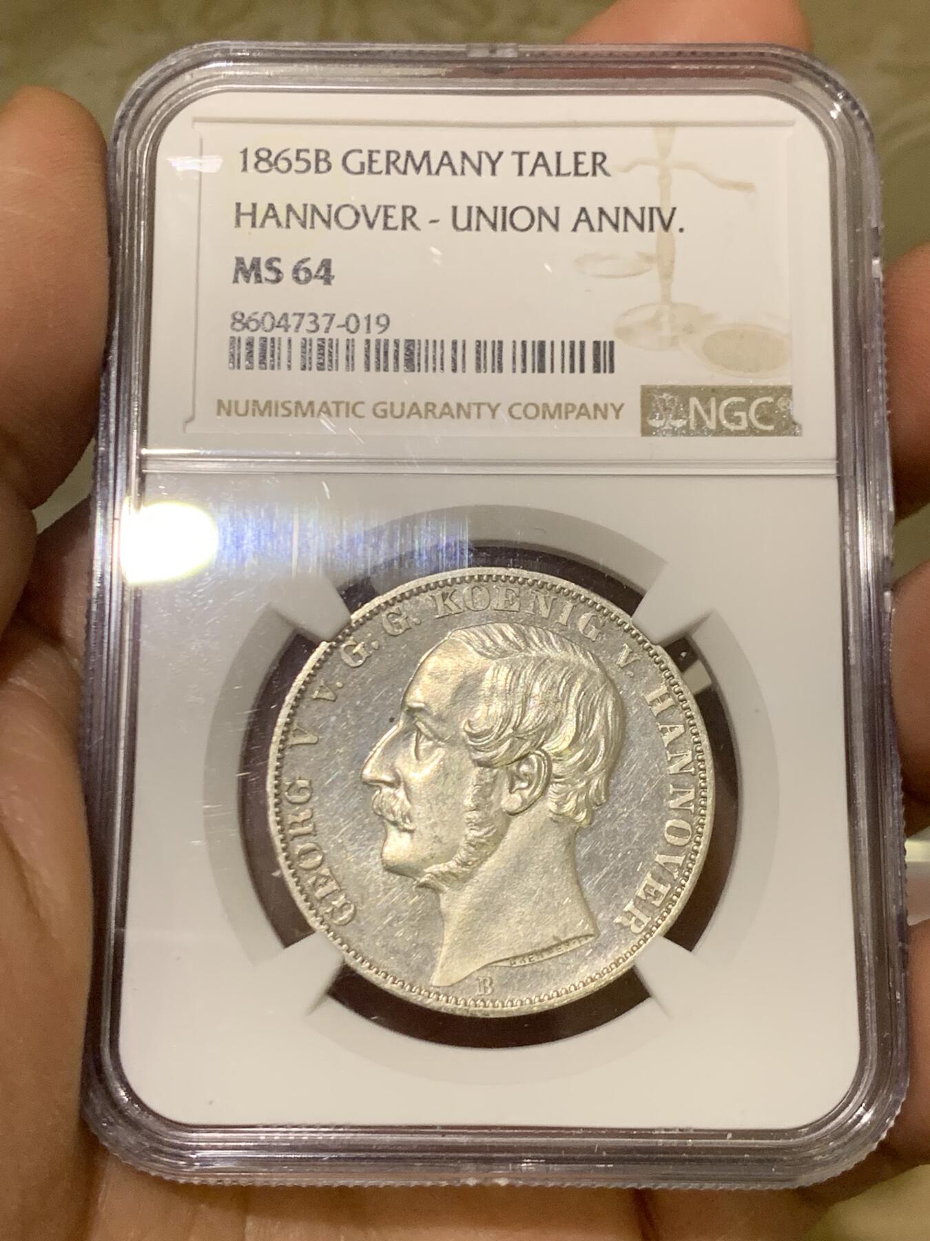 《竞宝斋》第471场 周日，周一，周二 3场连拍 （全场包邮）欢迎送拍 亚军分 NGC MS64 德国 1865汉诺威和东弗里士兰联合50周年纪念泰勒，发行量1000枚，类精制底板 是同系列橡树泰勒发现量的一半 难得一见的汉诺威系列泰勒，状态不用讲，重在少见，收藏潜力巨大