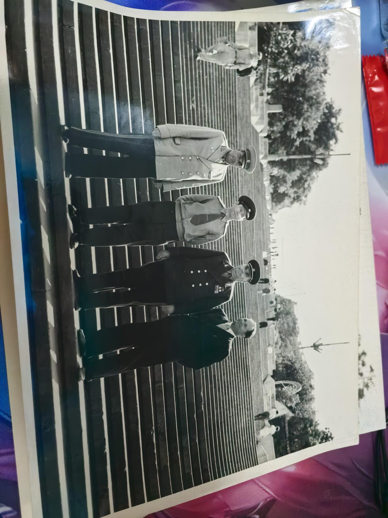 苏联勋章奖章拍卖 本次有亚捏，苏联艺术家，2次英雄的奖状，国际运动员全套等好货 不要错过 3月20日晚上九点结束在麦稀奇 找不到的加我qq或者微信都是184277308备注苏章拍卖。 苏联传奇坦克指挥官双金星获得者德烈·格里戈里耶维奇·克拉夫琴科（Андрей Григорьевич Кравченко）坦克兵中将 63年回部队参观颁发的两份表彰和照片若干大尺寸20*15左右的5张 小一些的七张