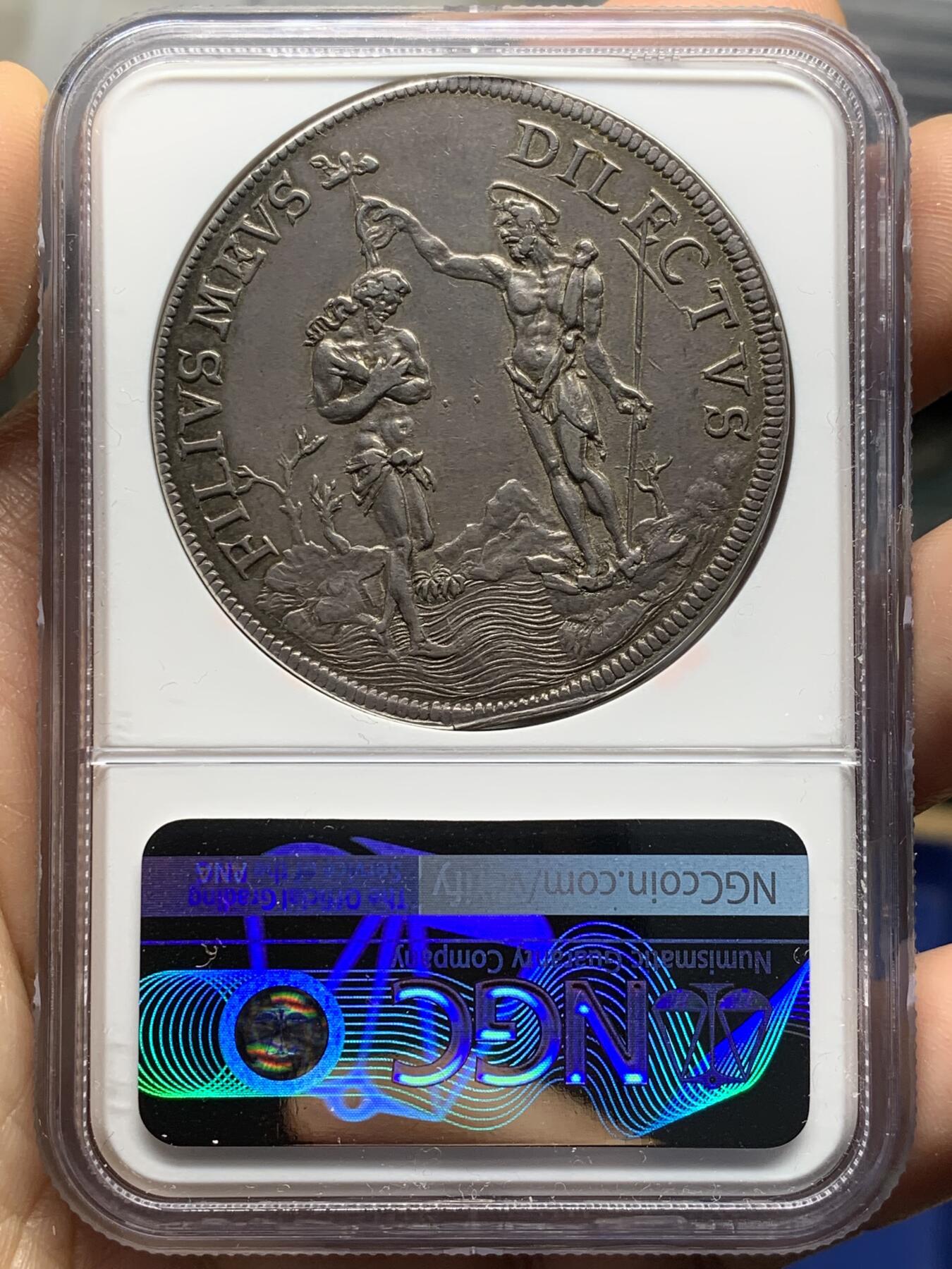 《竞宝斋》第471场 周日，周一，周二 3场连拍 （全场包邮）欢迎送拍 NGC AUD 1676年意大利托斯卡纳科西莫三世皮阿斯特大银 正面科西莫三世秀发飘飘 背面描绘了圣约翰在约旦河给基督施洗 罕见意大利名誉品种 受洗清晰打制压力足 足以入藏的状态