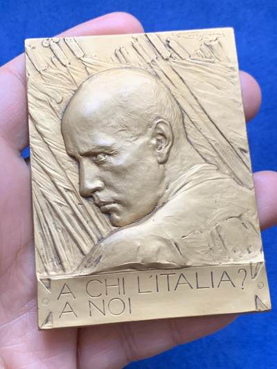 《竞宝斋》第471场 周日，周一，周二 3场连拍 （全场包邮）欢迎送拍 - 意大利墨索里尼超大方形镀金铜章，意大利著名雕塑家Cunico Lodi 创作，正面文字为“意大利属于谁？属于我们”，反面文字“以上帝与意大利之名，以所有为意大利伟大而牺牲者之名，我宣誓将我的一切永远奉献给意大利的福祉。” 221克，60.7*80.7mm。
