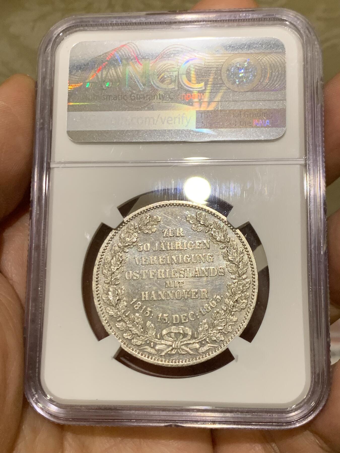 《竞宝斋》第471场 周日，周一，周二 3场连拍 （全场包邮）欢迎送拍 亚军分 NGC MS64 德国 1865汉诺威和东弗里士兰联合50周年纪念泰勒，发行量1000枚，类精制底板 是同系列橡树泰勒发现量的一半 难得一见的汉诺威系列泰勒，状态不用讲，重在少见，收藏潜力巨大