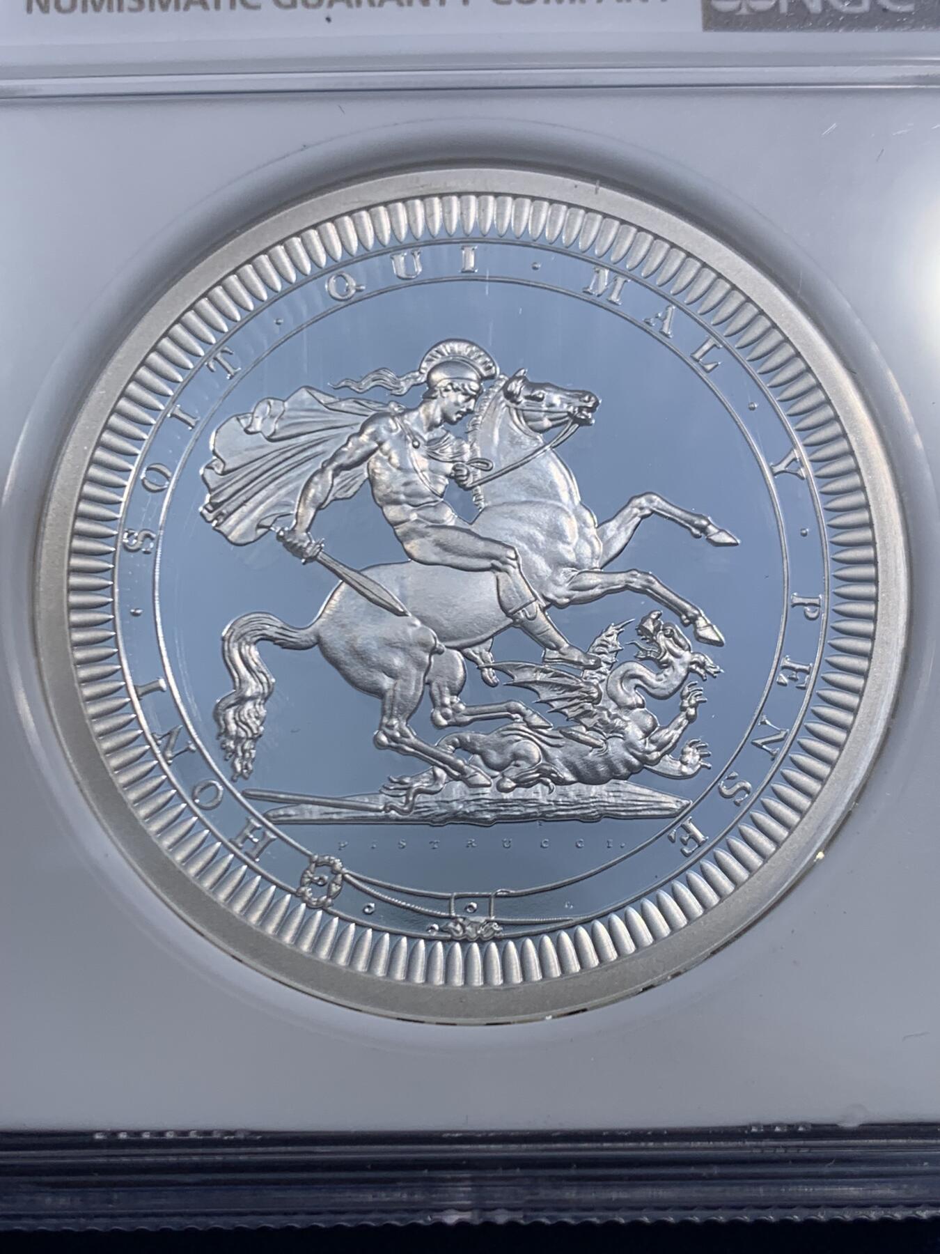 《竞宝斋》第471场 周日，周一，周二 3场连拍 （全场包邮）欢迎送拍 NGC PF69UC 英国2024年伟大的雕刻师系列-圣乔治屠龙纪念银币，2盎司，999银，面值5英镑。正面为著名雕刻大师皮斯特鲁奇设计的经典造型“圣乔治屠龙”，重量62.42克，直径40毫米，发行量近3060枚，加厚评级盒，手感极佳，附送平凡人保护壳！