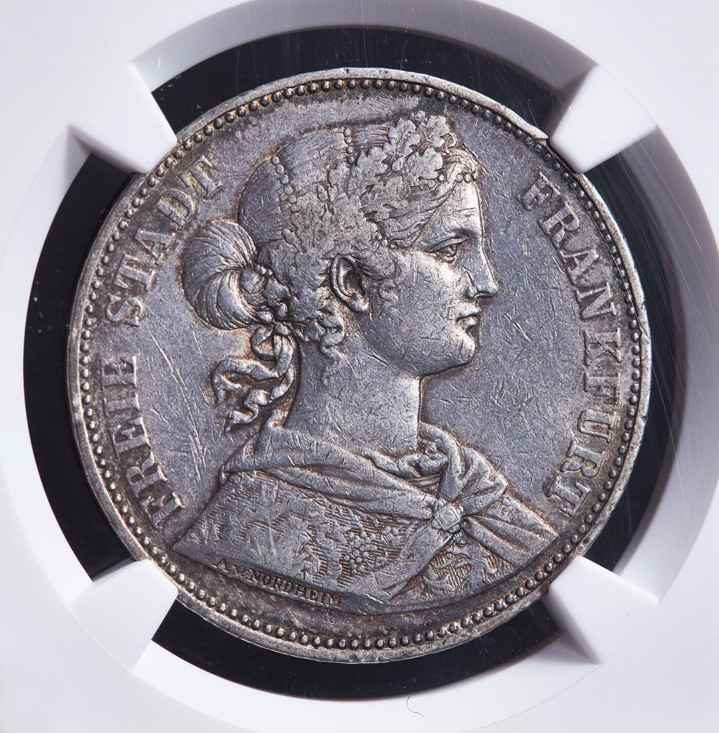 【俄甄集藏】2026年(049)03-18星期三 晚 19:30 全场包邮 德国法兰克福1865年少女1泰勒银币，NGC XF45，经典品种，酱彩老包浆