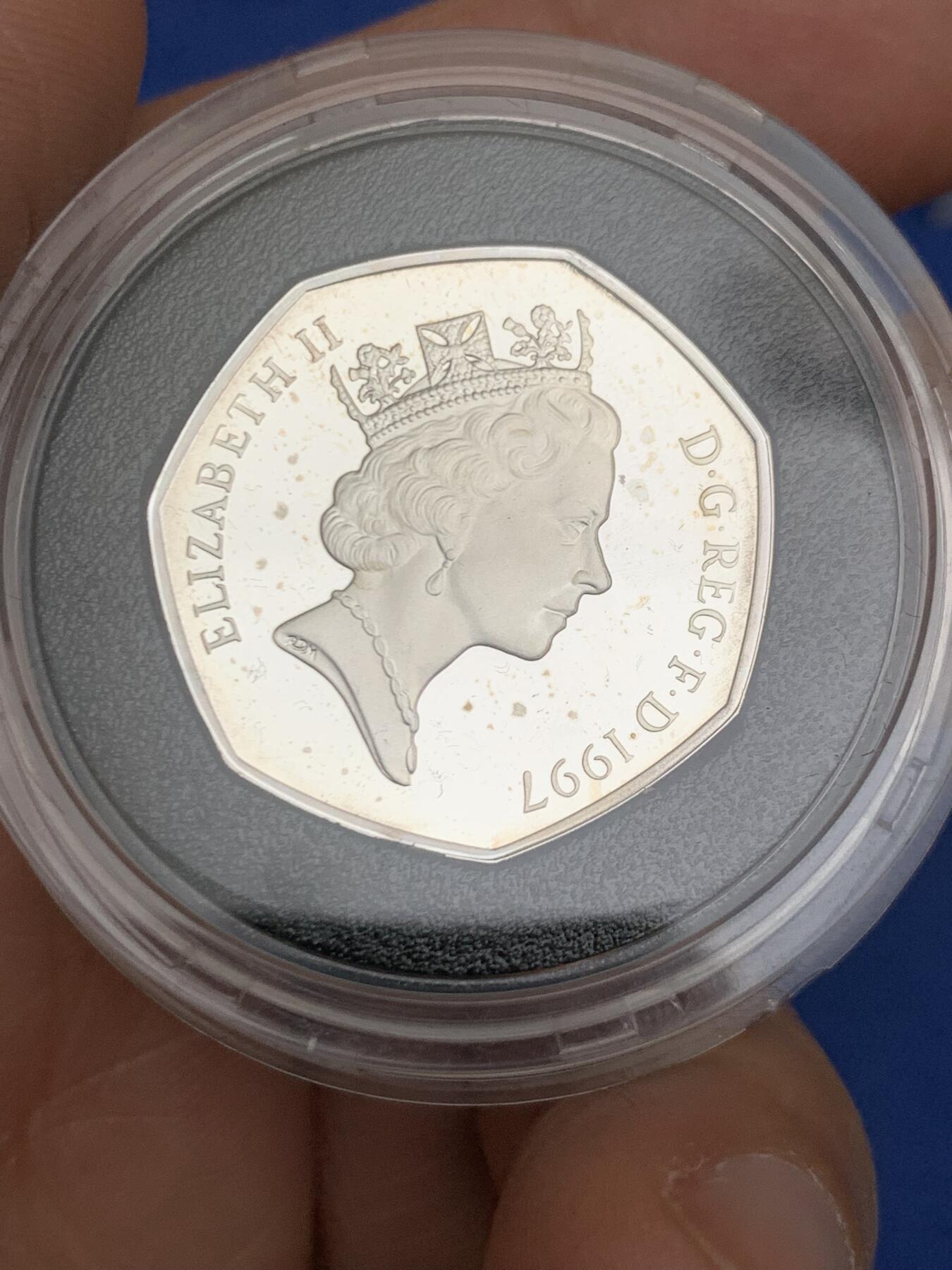 《竞宝斋》第471场 周日，周一，周二 3场连拍 （全场包邮）欢迎送拍 英国1997年加厚50便士精制银币 直径27.3MM（16g） 纪念50便士改版 发行1万枚 原盒证书齐全