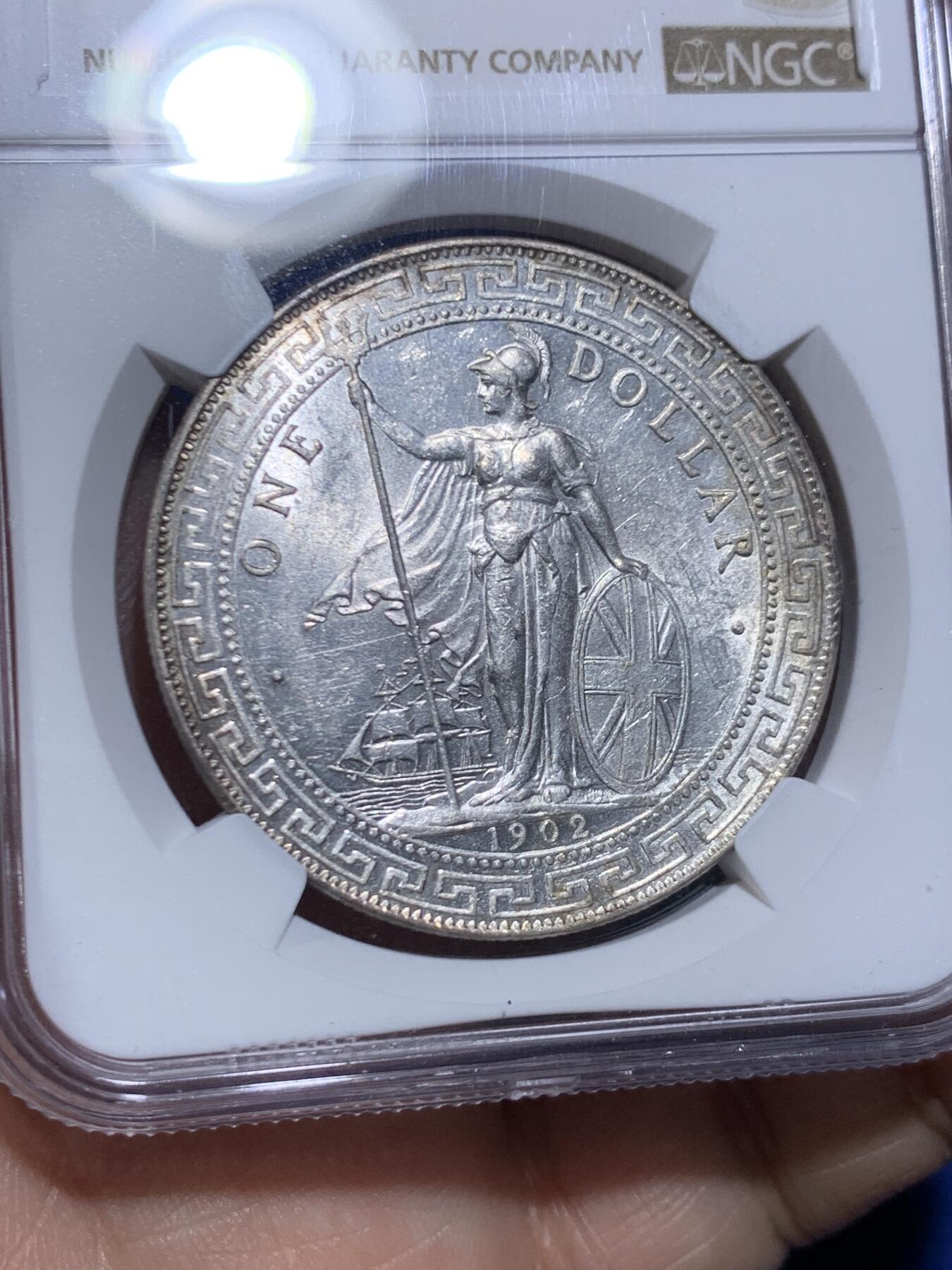 《竞宝斋》第471场 周日，周一，周二 3场连拍 （全场包邮）欢迎送拍 NGC MS61 英国 1902年B版 站人壹圆银币 少见年份 底板极好 感觉低评了