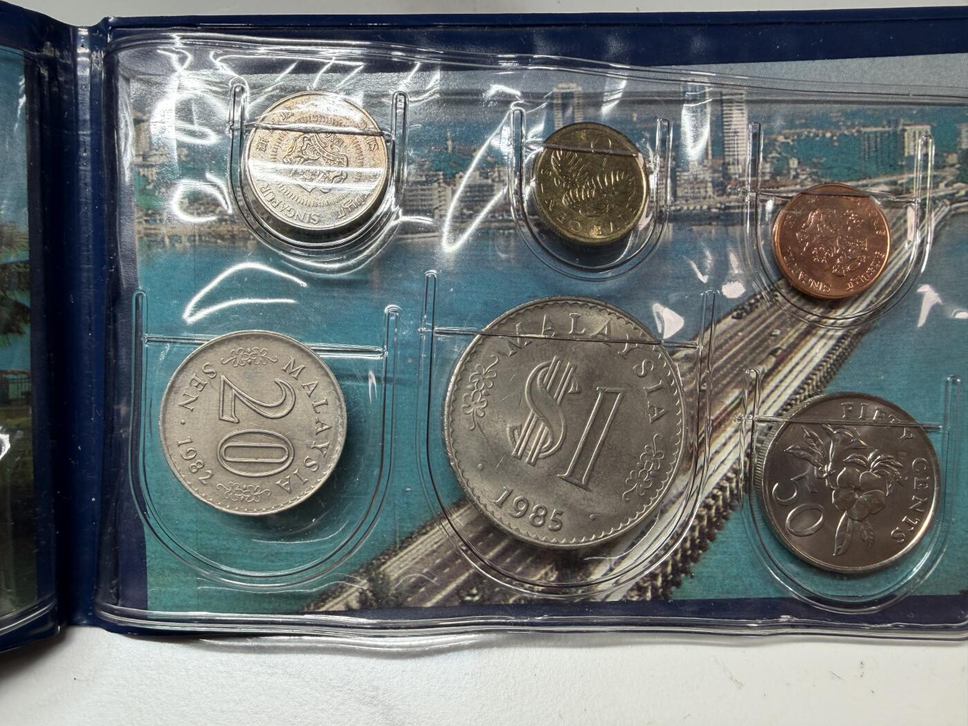 2026年集古藏今外币拍卖第三期-第5场—（总第315拍），可以寄存60天，满160元包邮。 新加坡、马来西亚套币一本