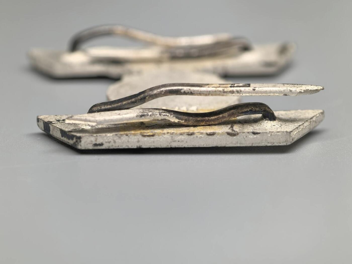 小驴勋章奖章收藏3月21日周六晚六点拍卖（珍爱和平，收藏战争，铭记历史，勿忘国耻，忠党爱国。有偿代拍，送拍规则在简介最后，参拍须阅读规则后再参拍，关系到运费包装发货时效真假辨别等关键信息，拍卖时不再发原图，看大图店主微信码在拍卖店铺介绍里） WWII二级铁十字勋饰，背打L/11厂标（著名的3厂Wihelm Deumer厂），Tombak铜合金镀银，针脚完整，品相非常吊，带非常罕见印有L/11厂标和SPII字样的LDO火柴盒样式的原盒，最后一图参考价1150欧元