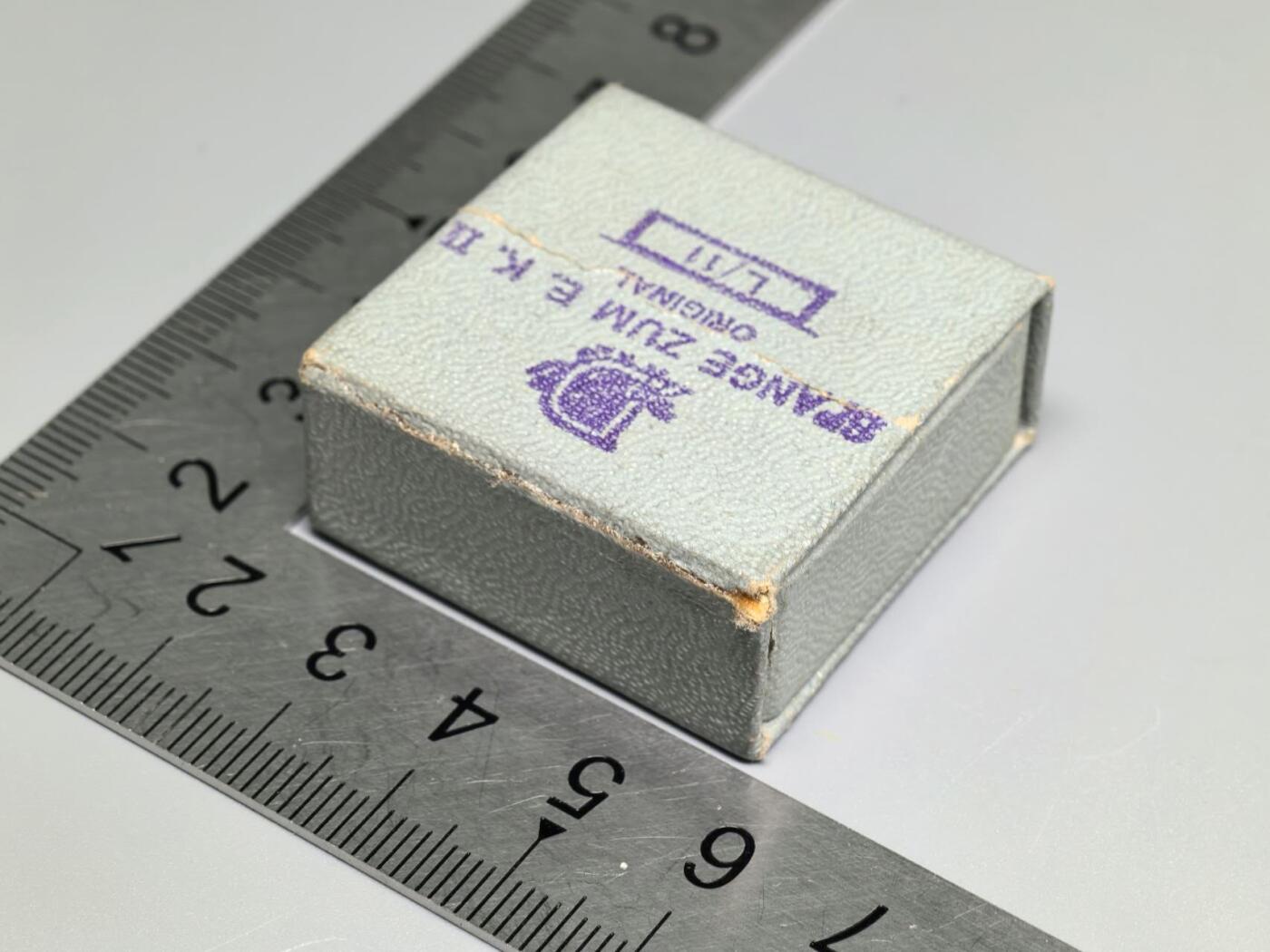 小驴勋章奖章收藏3月21日周六晚六点拍卖（珍爱和平，收藏战争，铭记历史，勿忘国耻，忠党爱国。有偿代拍，送拍规则在简介最后，参拍须阅读规则后再参拍，关系到运费包装发货时效真假辨别等关键信息，拍卖时不再发原图，看大图店主微信码在拍卖店铺介绍里） WWII二级铁十字勋饰，背打L/11厂标（著名的3厂Wihelm Deumer厂），Tombak铜合金镀银，针脚完整，品相非常吊，带非常罕见印有L/11厂标和SPII字样的LDO火柴盒样式的原盒，最后一图参考价1150欧元