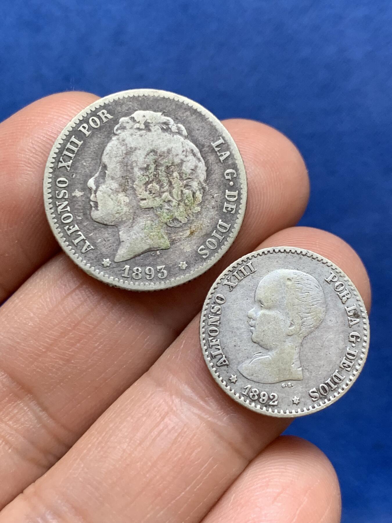 《竞宝斋》第471场 周日，周一，周二 3场连拍 （全场包邮）欢迎送拍 两枚一组 西班牙1892年50分、1893年1比塞塔 银币 阿方索十三世在位时期发行 婴儿头向爆炸头过渡的时间点 细节都不错 传世老包浆 西属经典品种