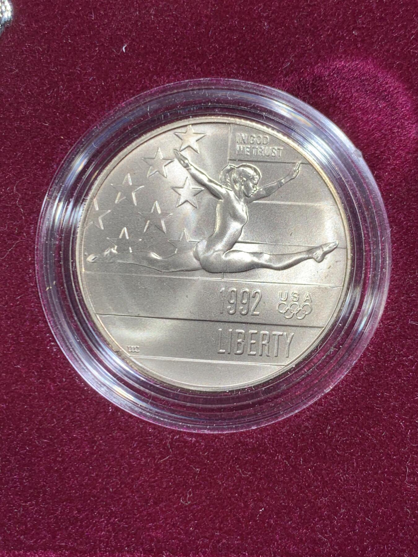 《竞宝斋》第471场 周日，周一，周二 3场连拍 （全场包邮）欢迎送拍 两枚一组 美国1992年第25届奥运会50美分/1美元纪念币 其中1美元是银币（900银 26.7克） 带证书