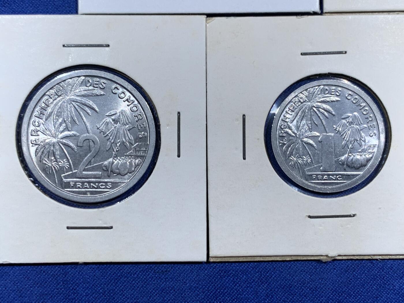 《竞宝斋》第471场 周日，周一，周二 3场连拍 （全场包邮）欢迎送拍 四枚一组 1964年法属科摩罗群岛1、2、20法郎，1958年法属马达加斯加1法郎 铜镍币 科摩罗算是法属殖民地里比较稀有的品种 均为近未流通品相 转光很漂亮