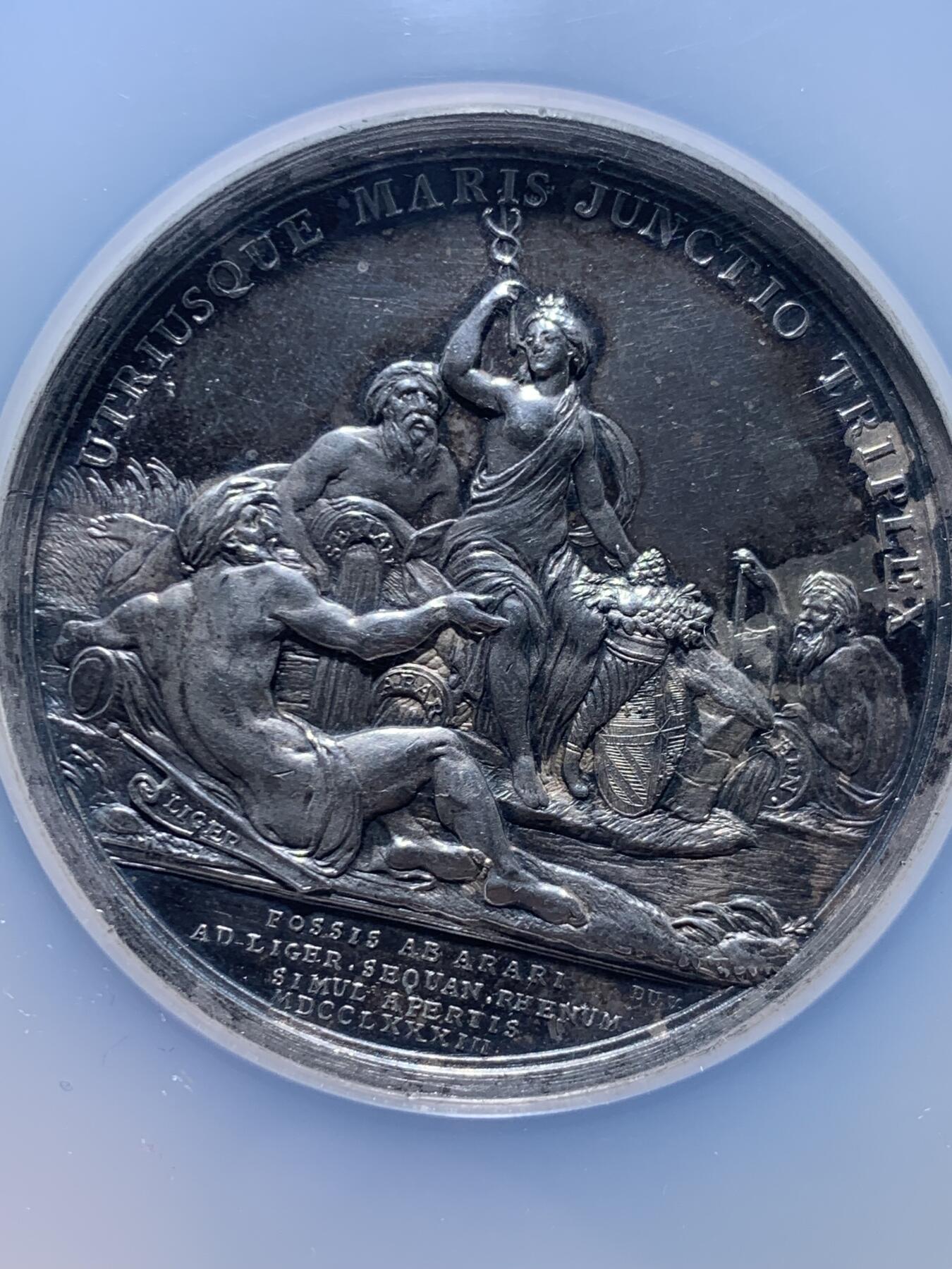 《竞宝斋》第471场 周日，周一，周二 3场连拍 （全场包邮）欢迎送拍 NGC UNCD 1783年法国中央运河建设开工纪念大银章 双面高浮雕 细节极美 路易十六银章少见 加大加厚盒