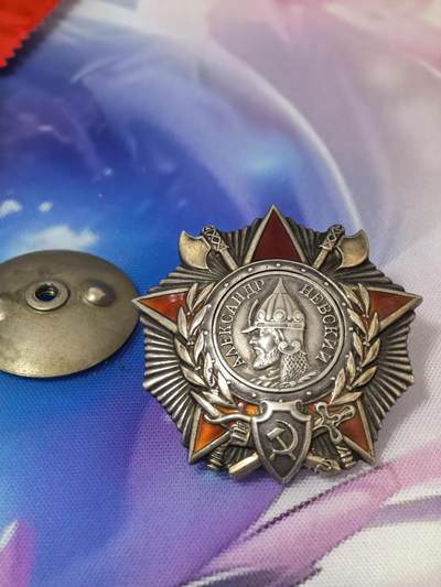 苏联勋章奖章拍卖 本次有亚捏，苏联艺术家，2次英雄的奖状，国际运动员全套等好货 不要错过 3月20日晚上九点结束在麦稀奇 找不到的加我qq或者微信都是184277308备注苏章拍卖。 - 苏联亚历山大涅夫斯基勋章 好品无磕碰 炮兵连长消灭4火力点 早年购自大西洋 可以找我要购买存档 里面有详细描述 登记卡从新查询了电子版比较好的临时登记卡 奖励卡也已经翻译 