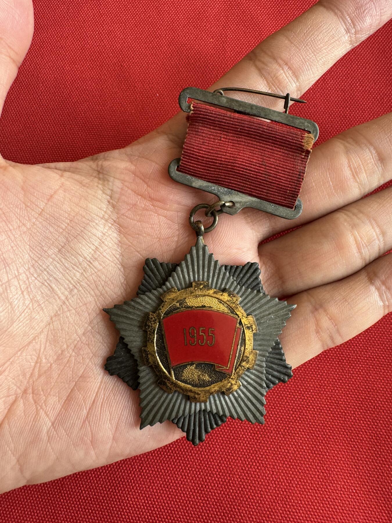 五哥徽章群   18号周三晚上八点4群联拍