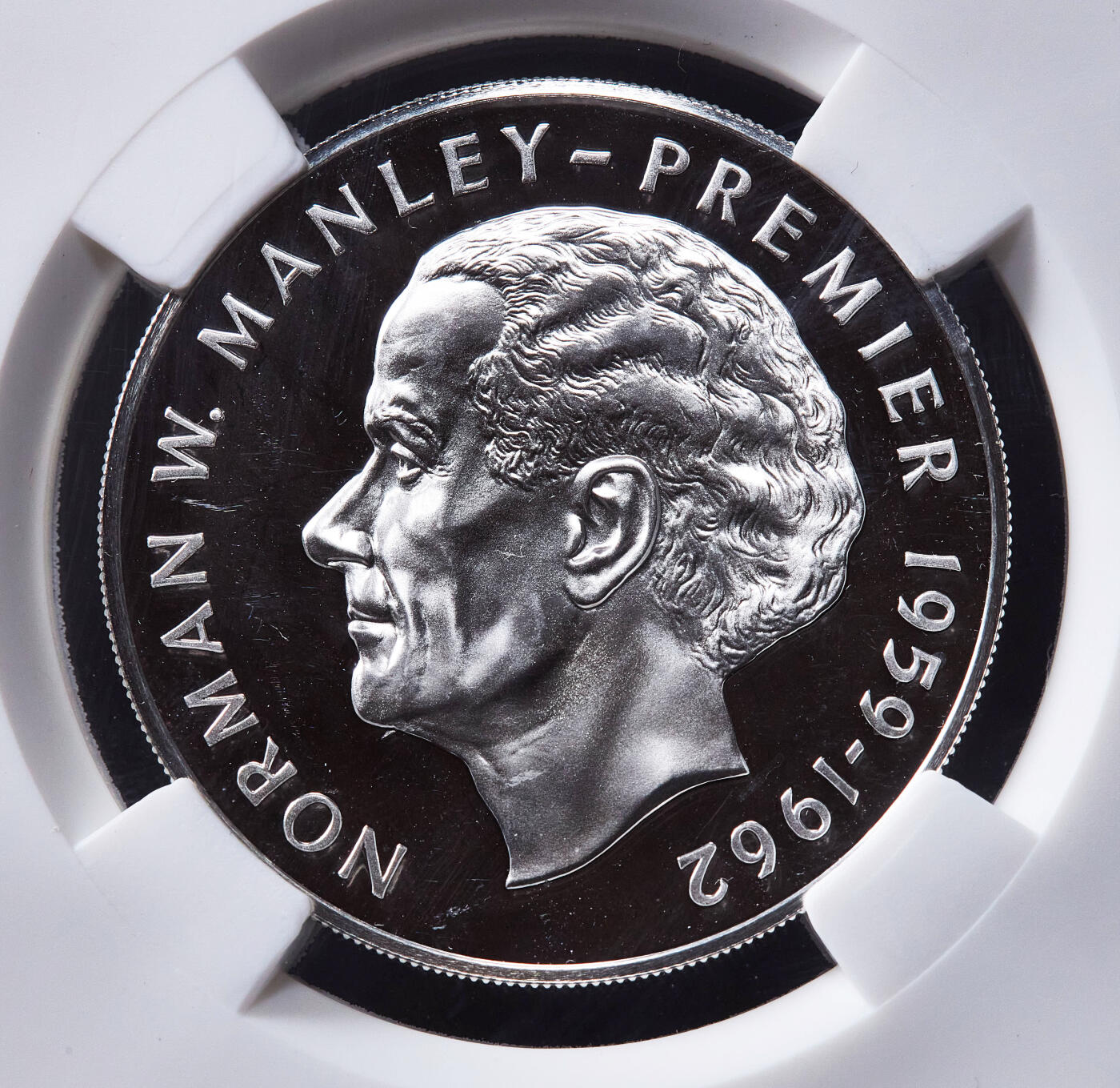 【俄甄集藏】2026年(049)03-18星期三 晚 19:30 全场包邮 牙买加1975年P版总理迈克尔·诺曼·曼利头像5元精制大银币，信泰 PF70UC，重37.6克，500银，发行量16000枚，富兰克林造币厂出品