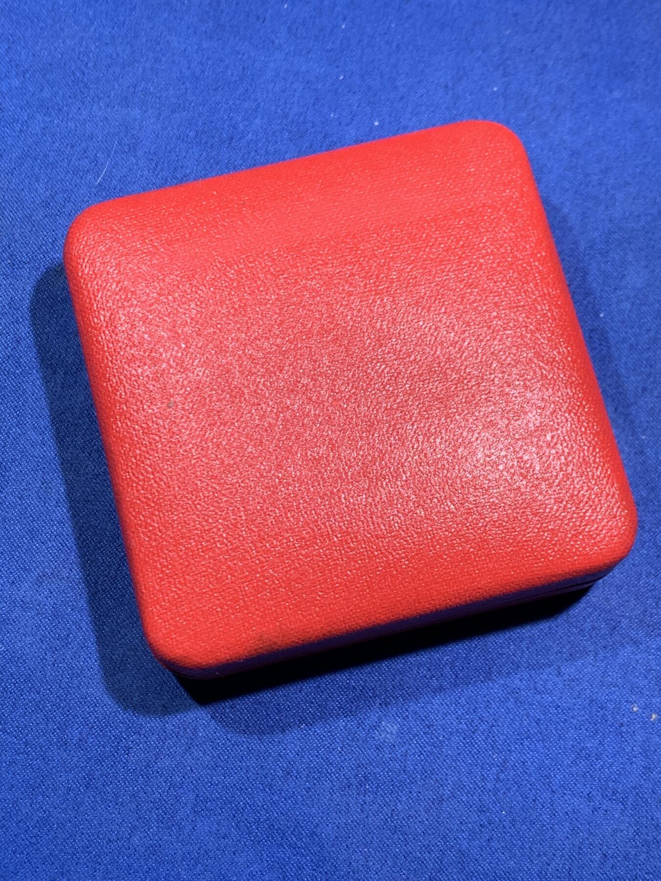 《竞宝斋》第471场 周日，周一，周二 3场连拍 （全场包邮）欢迎送拍 英国1997年加厚50便士精制银币 直径27.3MM（16g） 纪念50便士改版 发行1万枚 原盒证书齐全