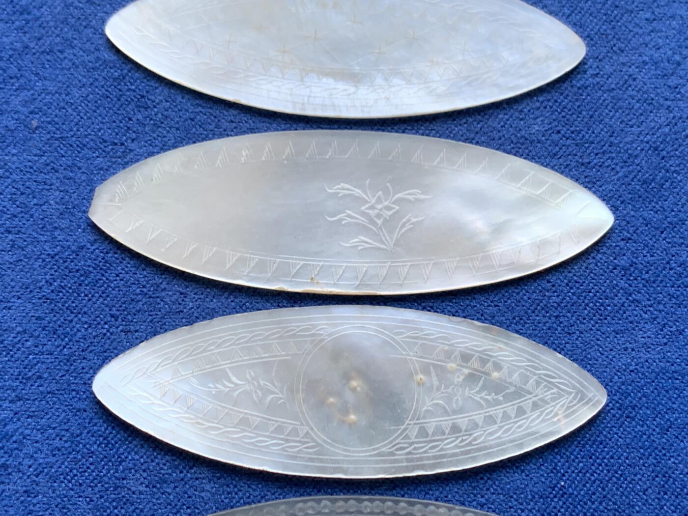 《竞宝斋》第471场 周日，周一，周二 3场连拍 （全场包邮）欢迎送拍 英国一线回流清螺钿贝母筹码5枚一组。大小菱形，手工精雕，莹光宝气。