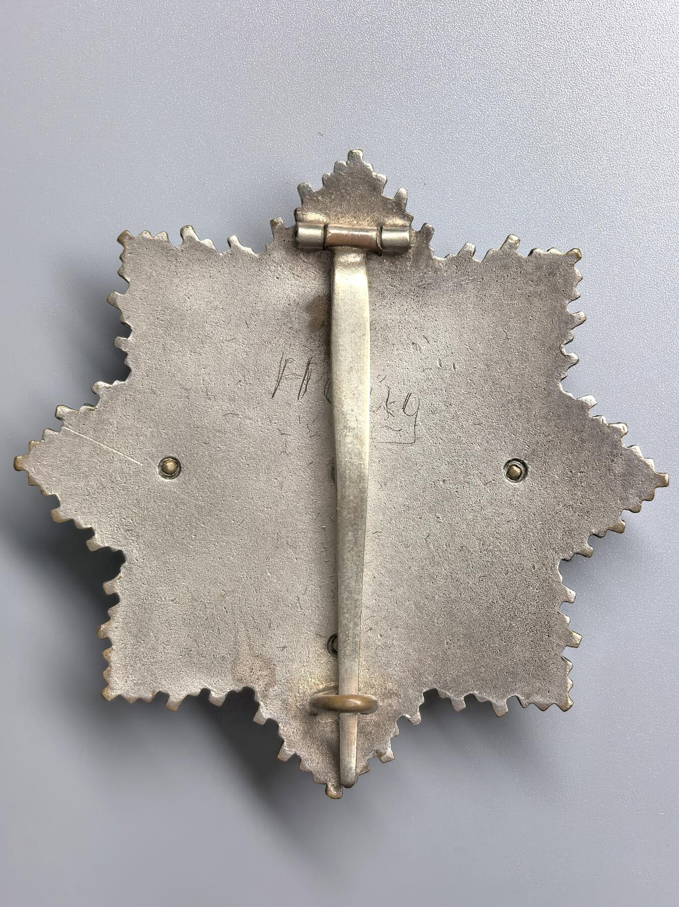 小驴勋章奖章收藏3月21日周六晚六点拍卖（珍爱和平，收藏战争，铭记历史，勿忘国耻，忠党爱国。有偿代拍，送拍规则在简介最后，参拍须阅读规则后再参拍，关系到运费包装发货时效真假辨别等关键信息，拍卖时不再发原图，看大图店主微信码在拍卖店铺介绍里） WWII金级大德意志勋章带原盒，牛逼的容克厂C. E. Juncker厂制作，5铆钉重版，64g，铜合金珐琅，珐琅好，背面手刻获得者姓名，少见，裸章容克重版本我直接从国外拿得3.8万人民币，盒子这个品也得6、7千人民币