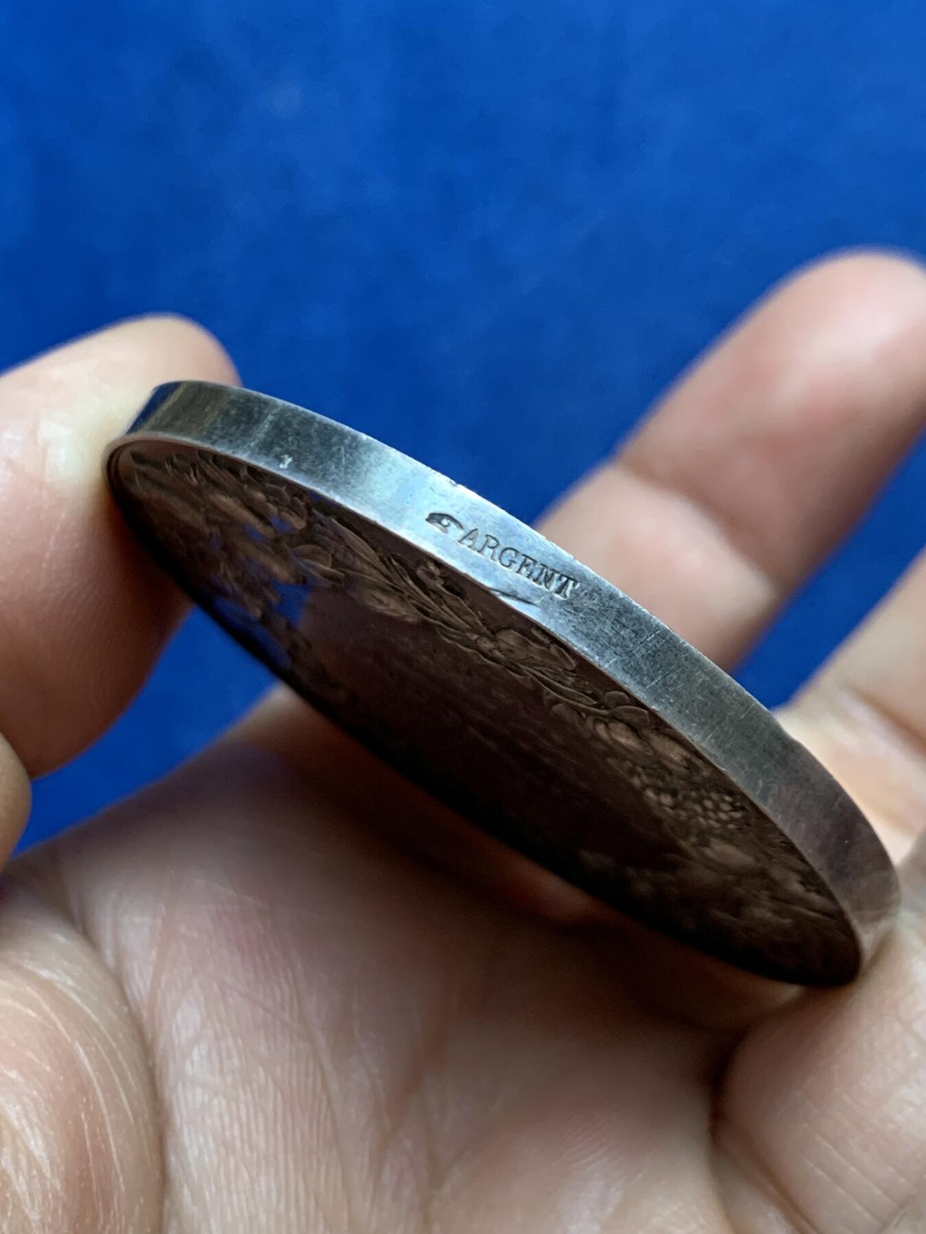 《竞宝斋》第471场 周日，周一，周二 3场连拍 （全场包邮）欢迎送拍 法国园艺协会大银章 64.2克 50.3mm 手指银标