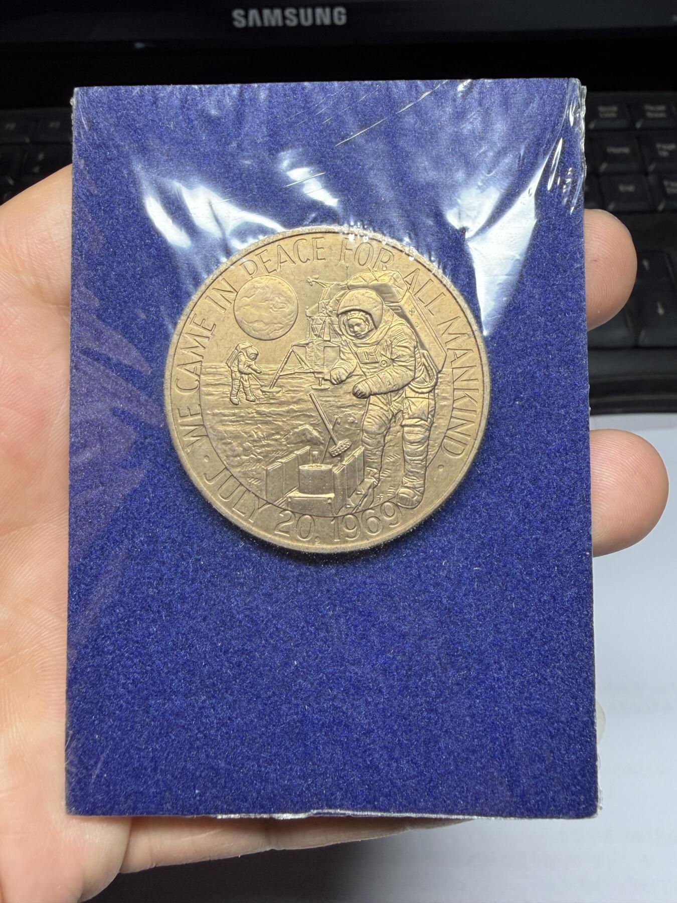 2026年集古藏今外币拍卖第三期-第5场—（总第315拍），可以寄存60天，满160元包邮。 原封1969年阿波罗11号（Apollo 11）登月任务纪念章，限量版