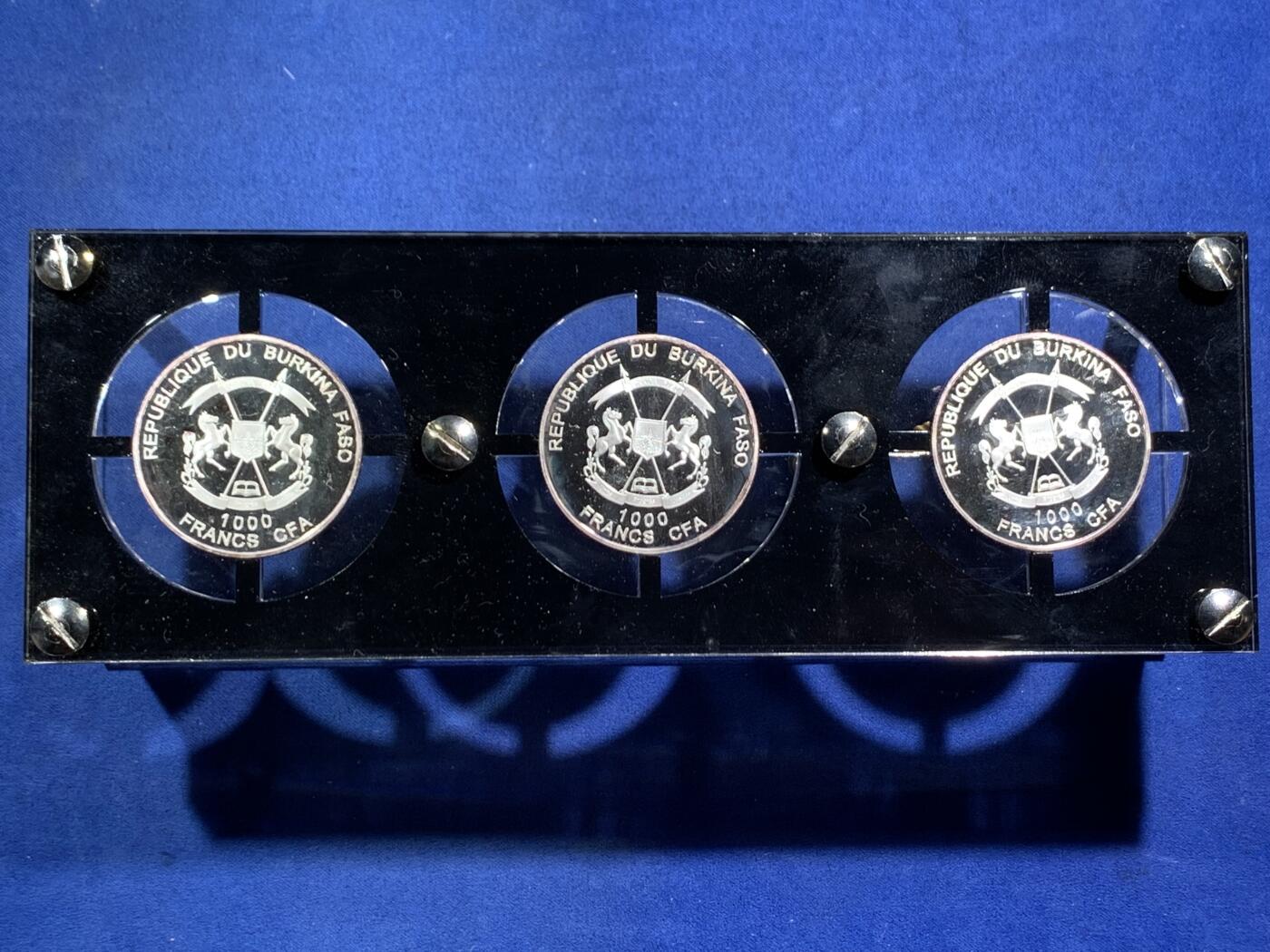 《竞宝斋》第471场 周日，周一，周二 3场连拍 （全场包邮）欢迎送拍 布基纳法索2016年1000法郎3枚立体雕塑银币套 美国银鹰 3X1盎司999银（3个雕塑鹰分别是镀金，镀银和仿古）发行量：333（有氧化） 盒证全（盒就是证）