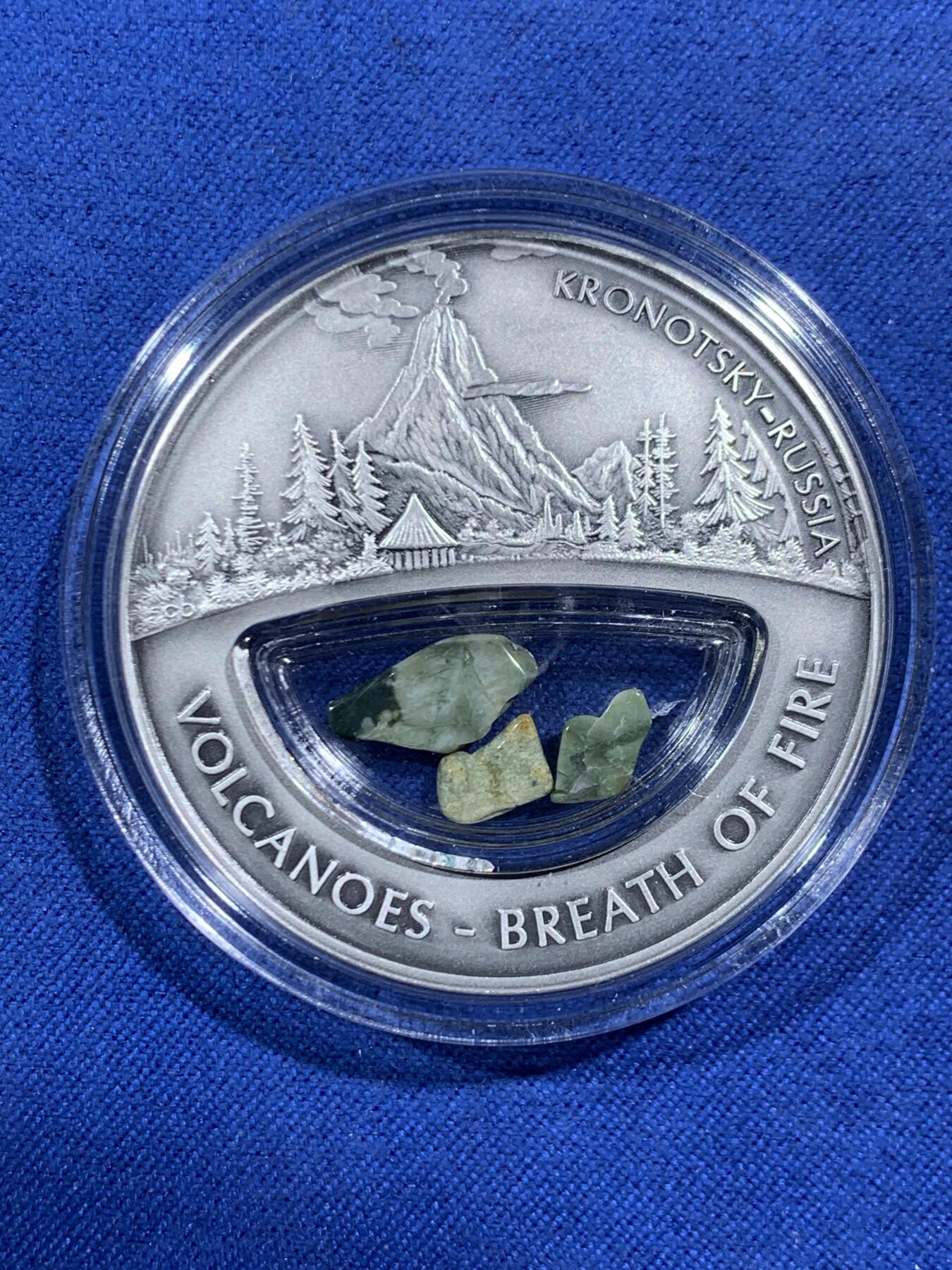 《竞宝斋》第471场 周日，周一，周二 3场连拍 （全场包邮）欢迎送拍 斐济2013年10元银币 正面为俄罗斯克罗诺茨基火山的景观 999银 20克 铸造量999枚 带盒证