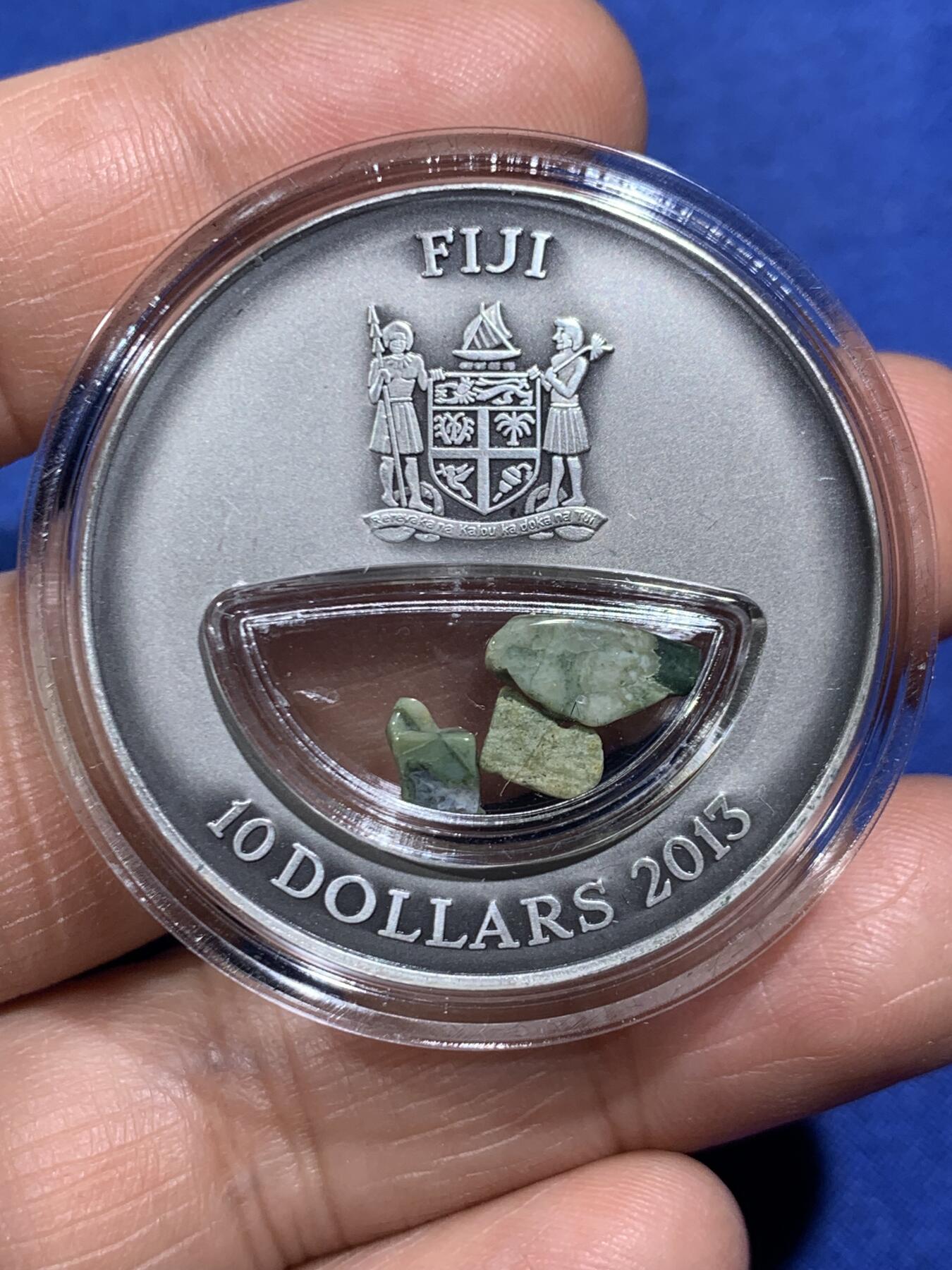 《竞宝斋》第471场 周日，周一，周二 3场连拍 （全场包邮）欢迎送拍 斐济2013年10元银币 正面为俄罗斯克罗诺茨基火山的景观 999银 20克 铸造量999枚 带盒证