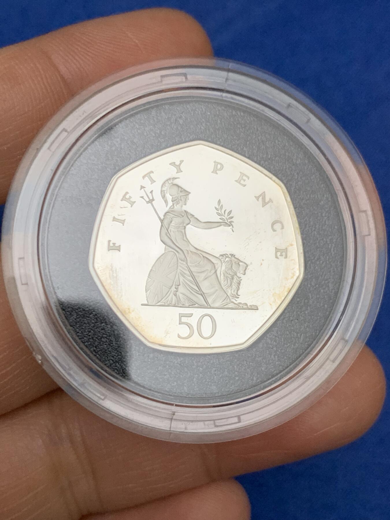 《竞宝斋》第471场 周日，周一，周二 3场连拍 （全场包邮）欢迎送拍 英国1997年加厚50便士精制银币 直径27.3MM（16g） 纪念50便士改版 发行1万枚 原盒证书齐全