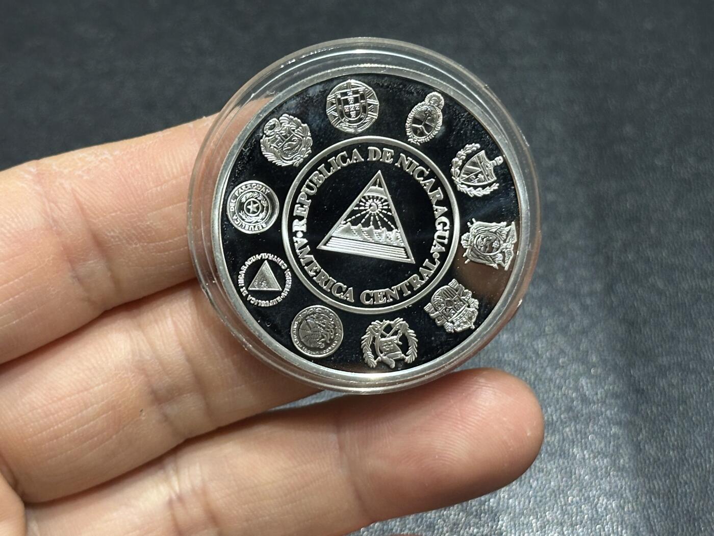 《外钞收藏家》第六百一十八期（精品场）（长期征集拍品、欢迎藏友们联系合作） 尼加拉瓜2002年美洲经济互惠精制纪念银币（27克925银）