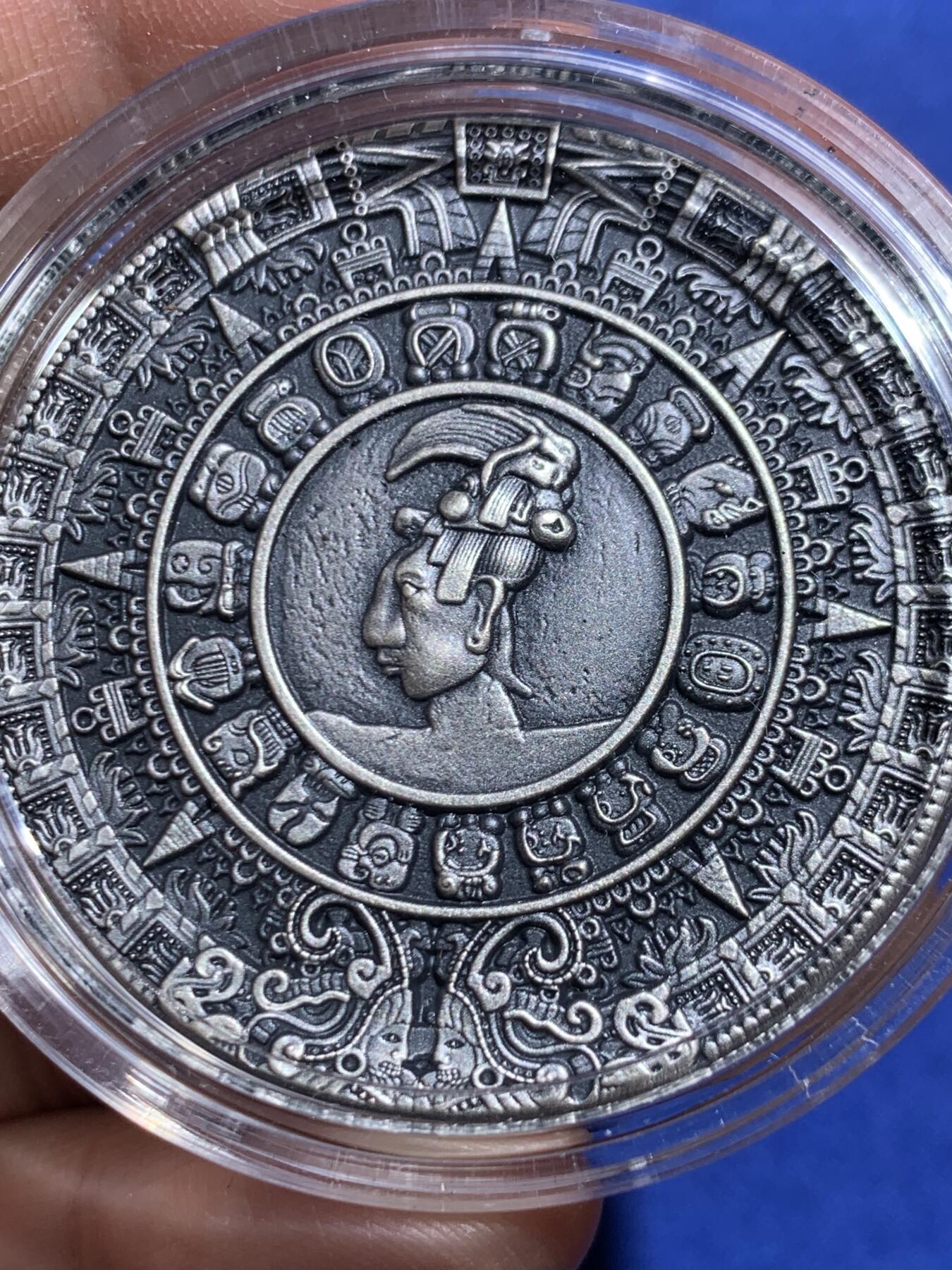 《竞宝斋》第471场 周日，周一，周二 3场连拍 （全场包邮）欢迎送拍 纽埃2018年5元复古高浮雕银币 古文明历法-玛雅历 62.2克999银 发行量5百 盒证全