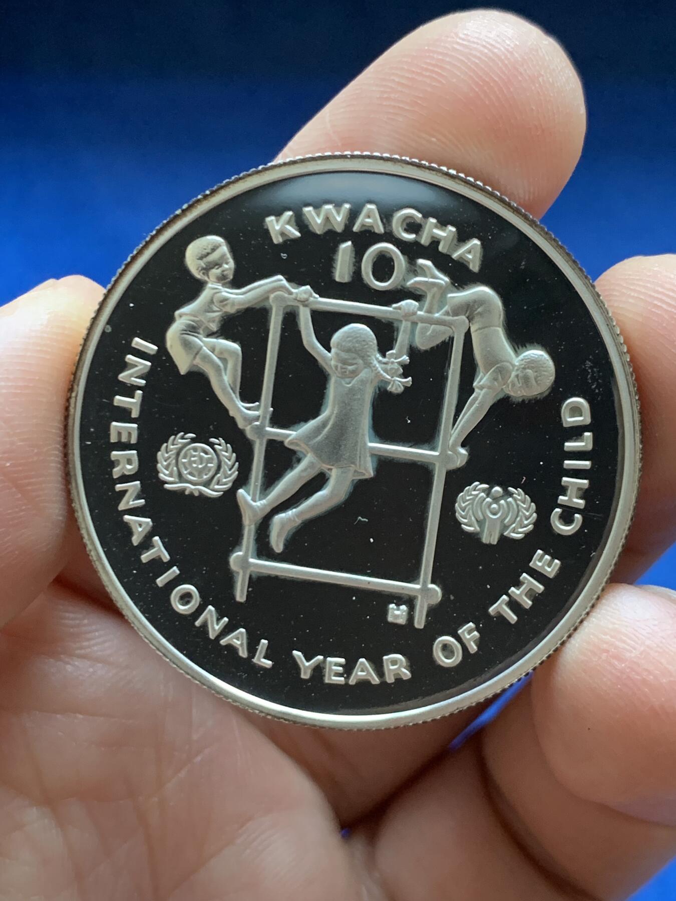 《竞宝斋》第471场 周日，周一，周二 3场连拍 （全场包邮）欢迎送拍 赞比亚1980年10克瓦查精制大银币，国际儿童年，26.7g，925银，铸造量12000枚