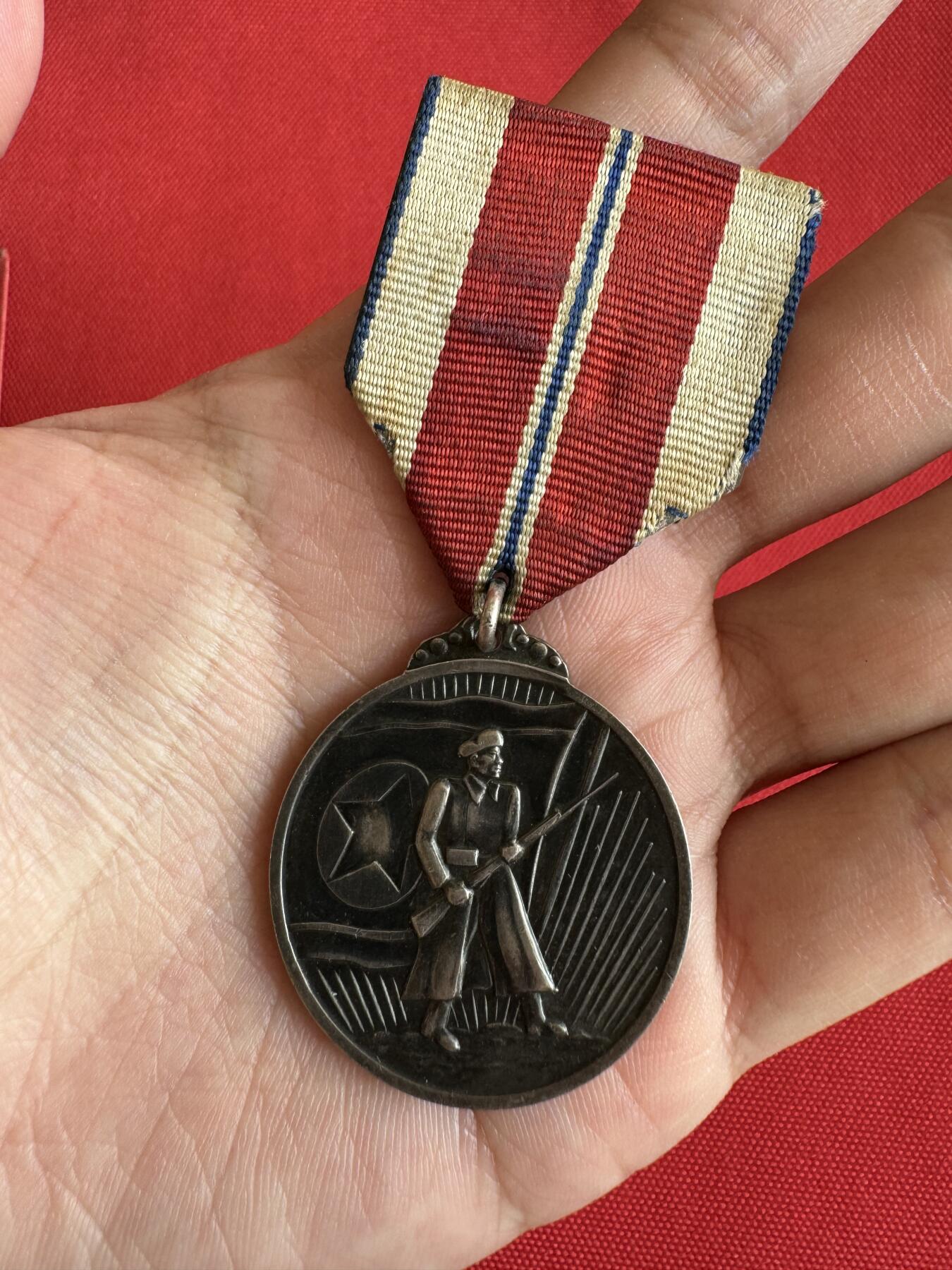 五哥徽章群   18号周三晚上八点4群联拍 银章一套