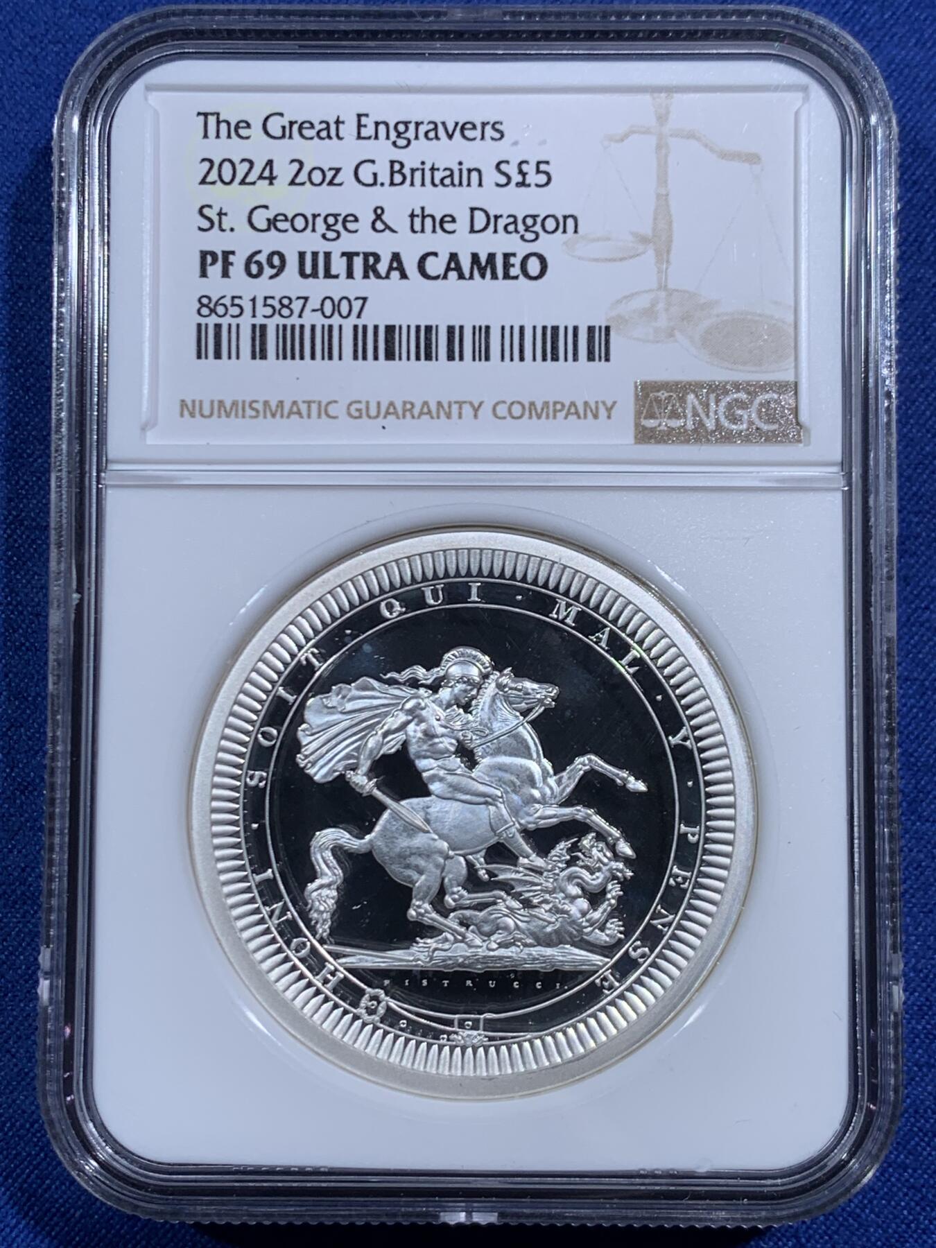 《竞宝斋》第471场 周日，周一，周二 3场连拍 （全场包邮）欢迎送拍 NGC PF69UC 英国2024年伟大的雕刻师系列-圣乔治屠龙纪念银币，2盎司，999银，面值5英镑。正面为著名雕刻大师皮斯特鲁奇设计的经典造型“圣乔治屠龙”，重量62.42克，直径40毫米，发行量近3060枚，加厚评级盒，手感极佳，附送平凡人保护壳！