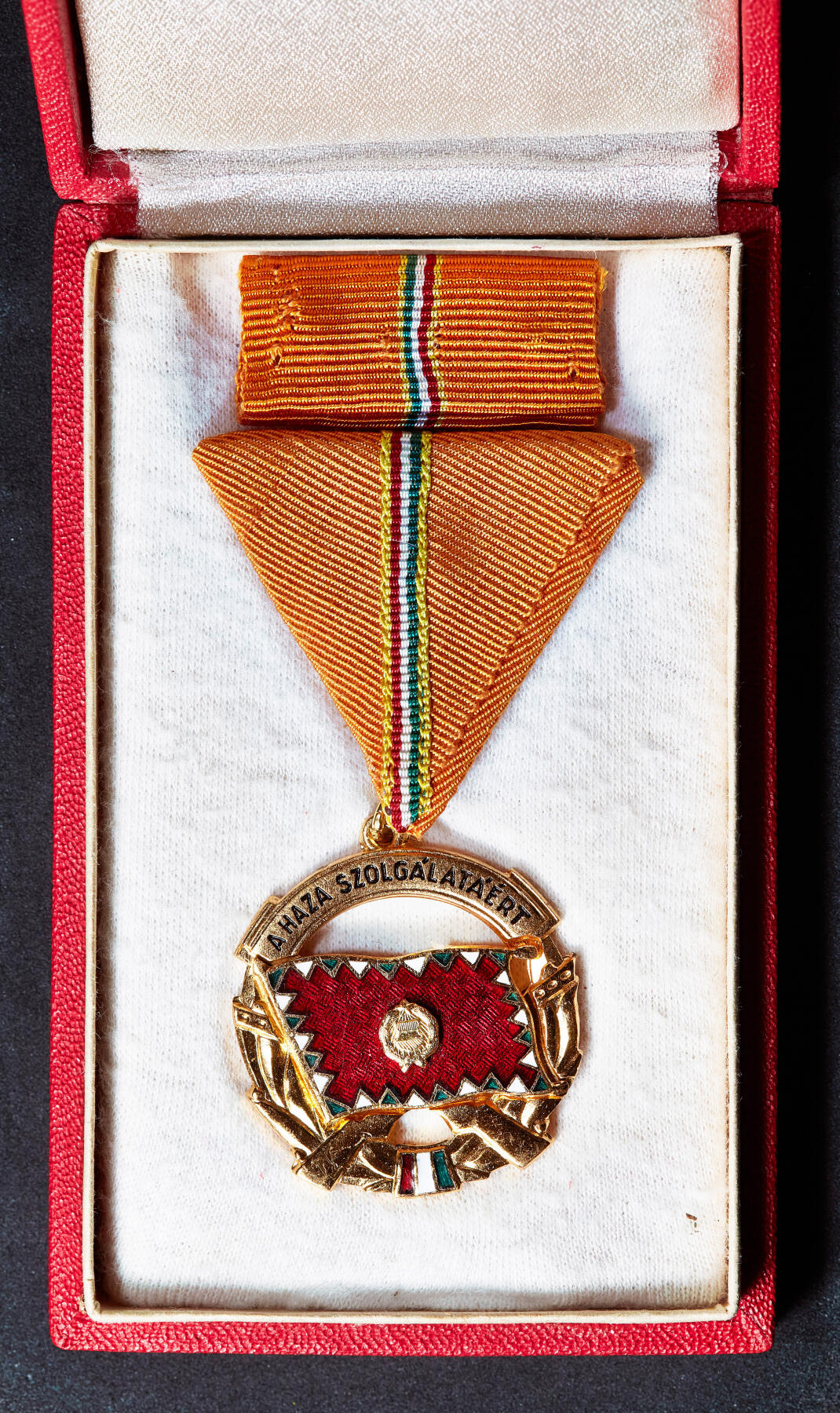 【俄甄集藏】2026年(049)03-18星期三 晚 19:30 全场包邮 匈牙利人民共和国一级为祖国服务奖章，原盒，铜质镀金，局部珐琅，章体直径：37mm