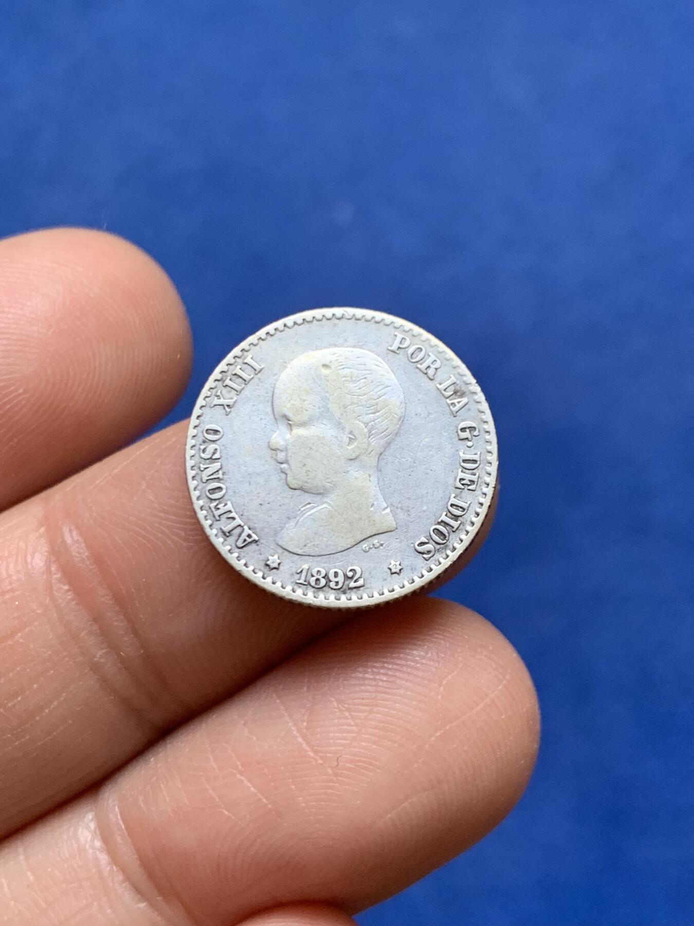 《竞宝斋》第471场 周日，周一，周二 3场连拍 （全场包邮）欢迎送拍 两枚一组 西班牙1892年50分、1893年1比塞塔 银币 阿方索十三世在位时期发行 婴儿头向爆炸头过渡的时间点 细节都不错 传世老包浆 西属经典品种