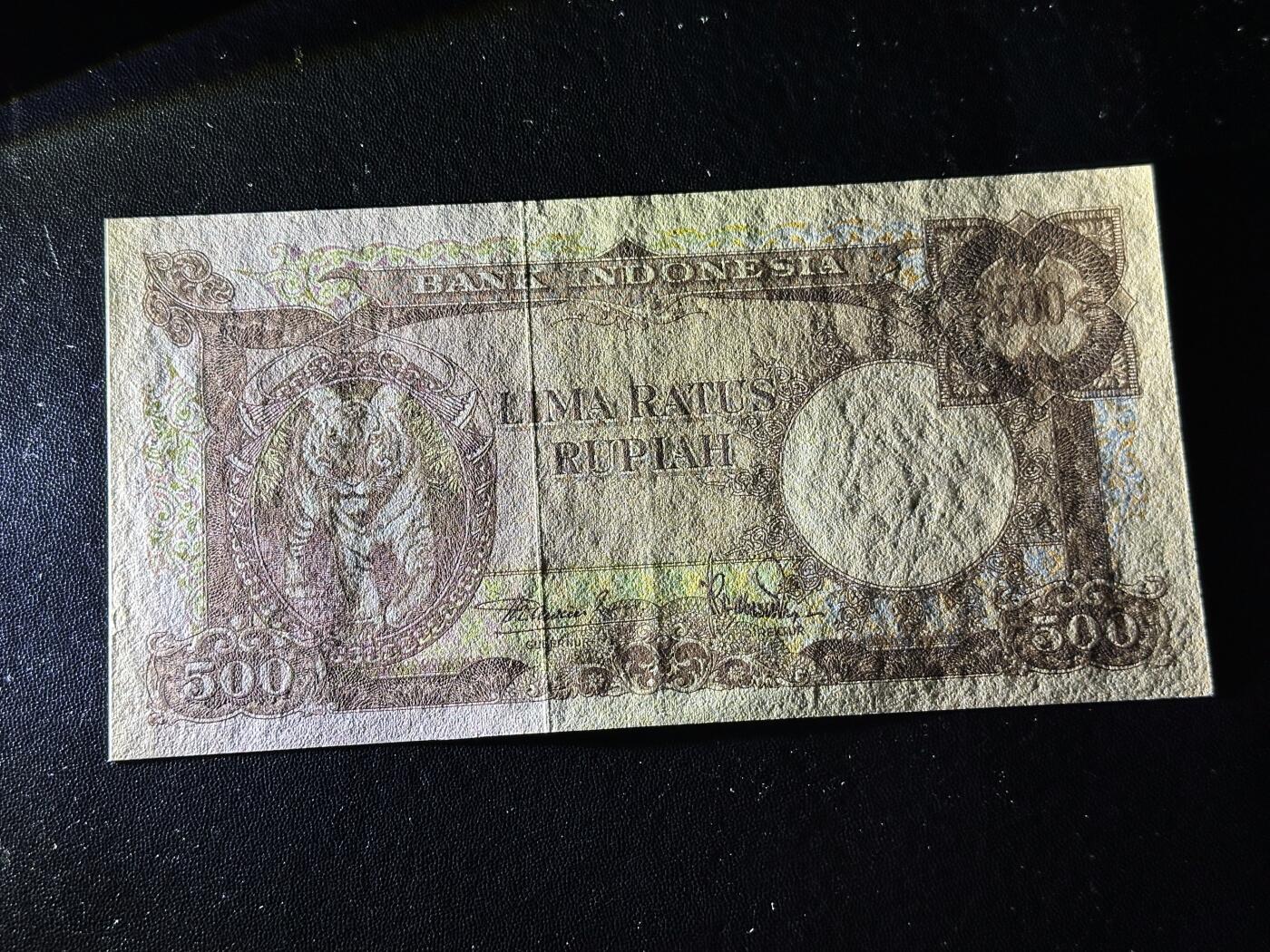 《外钞收藏家》第六百一十八期（精品场）（长期征集拍品、欢迎藏友们联系合作） 1957年印度尼西亚500卢比 AU品相 该系列筋票 稀少