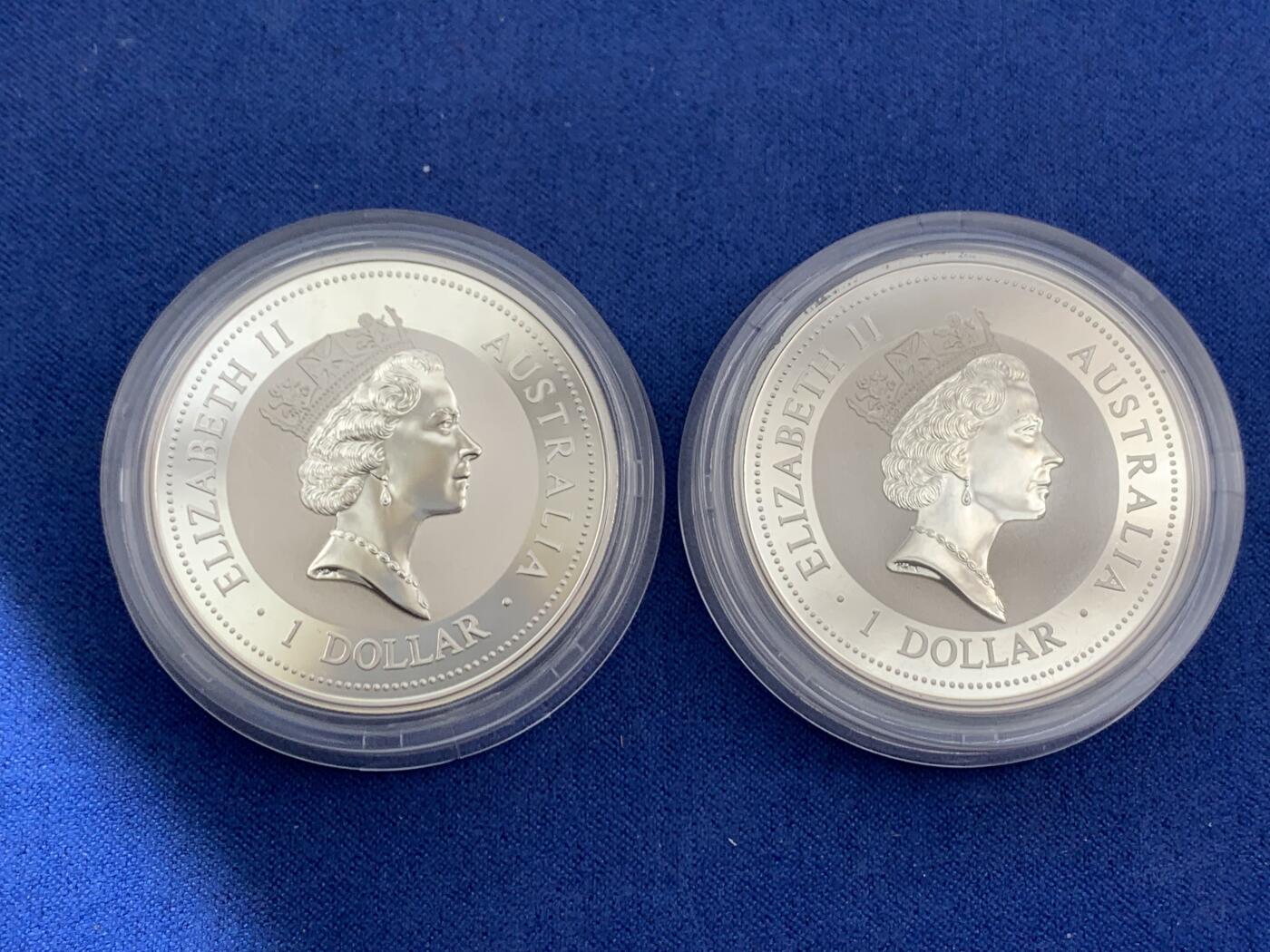 《竞宝斋》第471场 周日，周一，周二 3场连拍 （全场包邮）欢迎送拍 两枚一组 澳大利亚 1995年 笑翠鸟 熊猫镶嵌银币 每枚含纯银1盎司999银，镶嵌部分重约0.5克黄金，发行1万枚，为钱币展而发行，带证书，细节见图