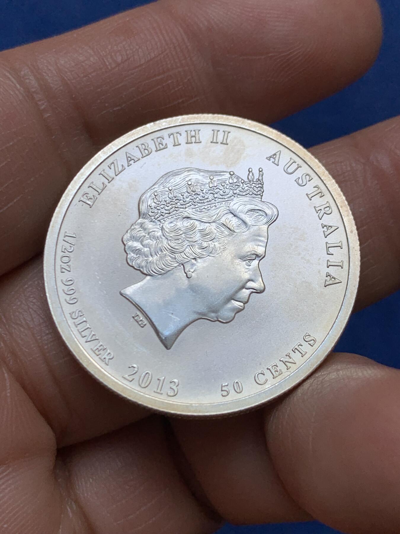 《竞宝斋》第471场 周日，周一，周二 3场连拍 （全场包邮）欢迎送拍 澳大利亚2013年50分银币，纪念二战澳裔加入，1/2盎司，15.8克，999银