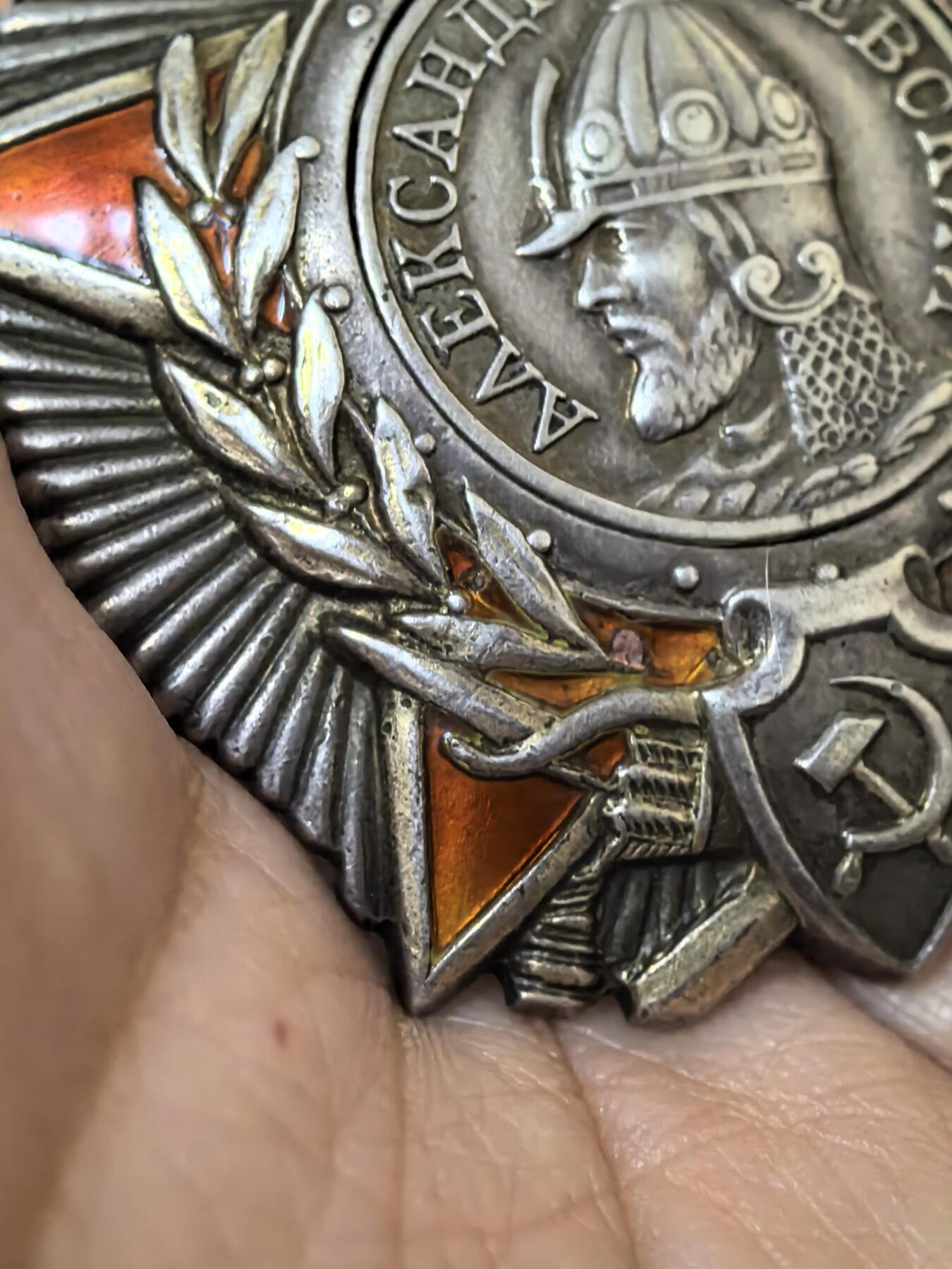 苏联勋章奖章拍卖 本次有亚捏，苏联艺术家，2次英雄的奖状，国际运动员全套等好货 不要错过 3月20日晚上九点结束在麦稀奇 找不到的加我qq或者微信都是184277308备注苏章拍卖。 苏联亚历山大涅夫斯基勋章 好品无磕碰 炮兵连长消灭4火力点 早年购自大西洋 可以找我要购买存档 里面有详细描述 登记卡从新查询了电子版比较好的临时登记卡 奖励卡也已经翻译 