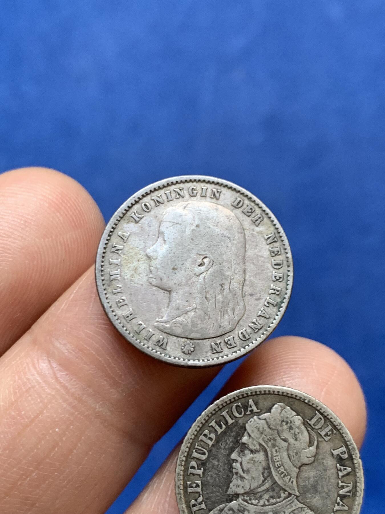 《竞宝斋》第471场 周日，周一，周二 3场连拍 （全场包邮）欢迎送拍 两枚一组 荷兰1893年25分银币 威廉明娜女王在位时期发行、银萝莉 巴拿马1904年50分武士银币 两枚都是比较袖珍且稀有的品种 细节不错 传世老包浆